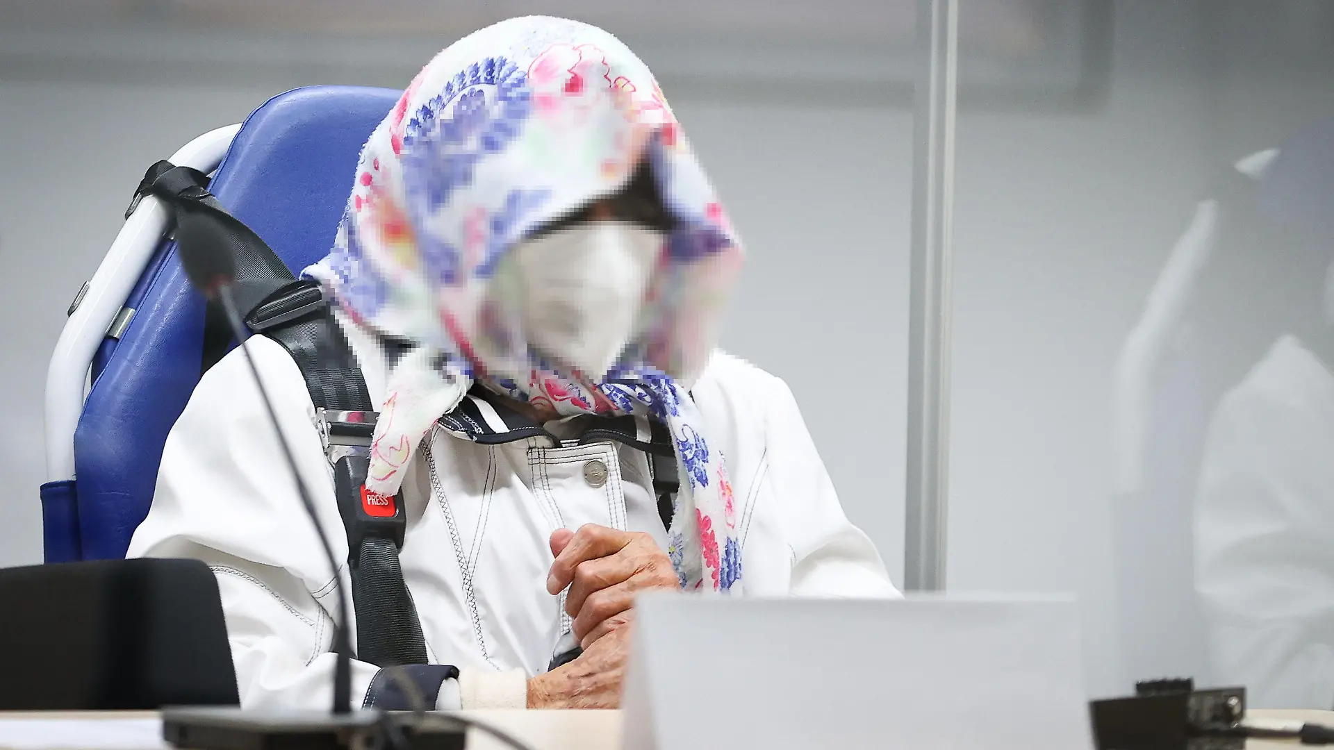 dpatopbilder - 19.10.2021, Schleswig-Holstein, Itzehoe: Die 96-jährige Angeklagte Irmgard F. sitzt in einem Krankentransportstuhl hinter einer Plexiglasscheibe im Gerichtssaal. In einem zweiten Anlauf hat am Dienstag der Prozess gegen eine ehemalige KZ-Sekretärin vor dem Landgericht Itzehoe begonnen. Der 96-Jährigen wird Beihilfe zum Mord in über 11.000 Fällen im Konzentrationslager Stutthof zur Last gelegt. Foto: Christian Charisius/dpa/Pool/dpa +++ dpa-Bildfunk +++