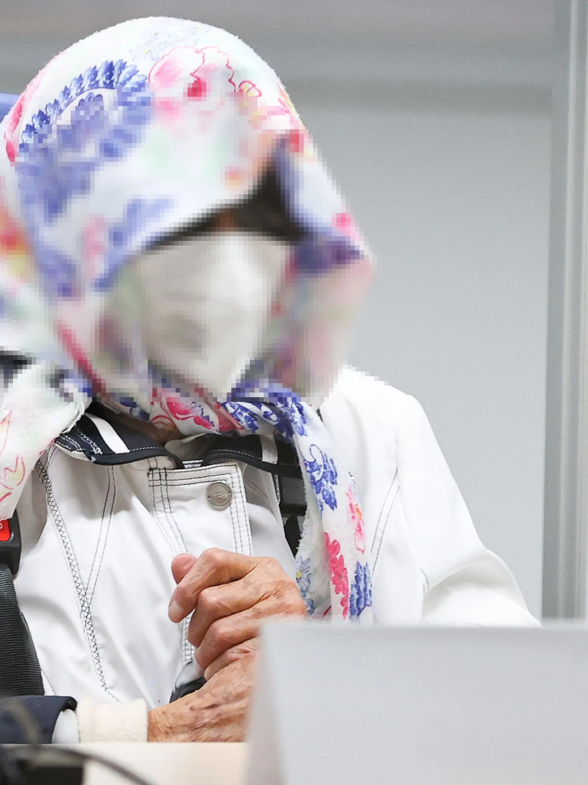 dpatopbilder - 19.10.2021, Schleswig-Holstein, Itzehoe: Die 96-jährige Angeklagte Irmgard F. sitzt in einem Krankentransportstuhl hinter einer Plexiglasscheibe im Gerichtssaal. In einem zweiten Anlauf hat am Dienstag der Prozess gegen eine ehemalige KZ-Sekretärin vor dem Landgericht Itzehoe begonnen. Der 96-Jährigen wird Beihilfe zum Mord in über 11.000 Fällen im Konzentrationslager Stutthof zur Last gelegt. Foto: Christian Charisius/dpa/Pool/dpa +++ dpa-Bildfunk +++