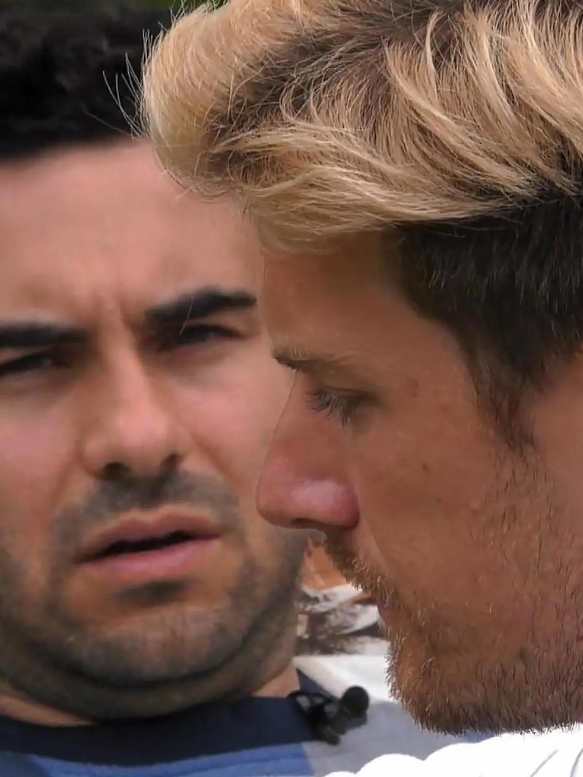 Lars Steinhöfel und Dominik Schmitt diskutieren im "Sommerhaus der Stars" ihre Taktik