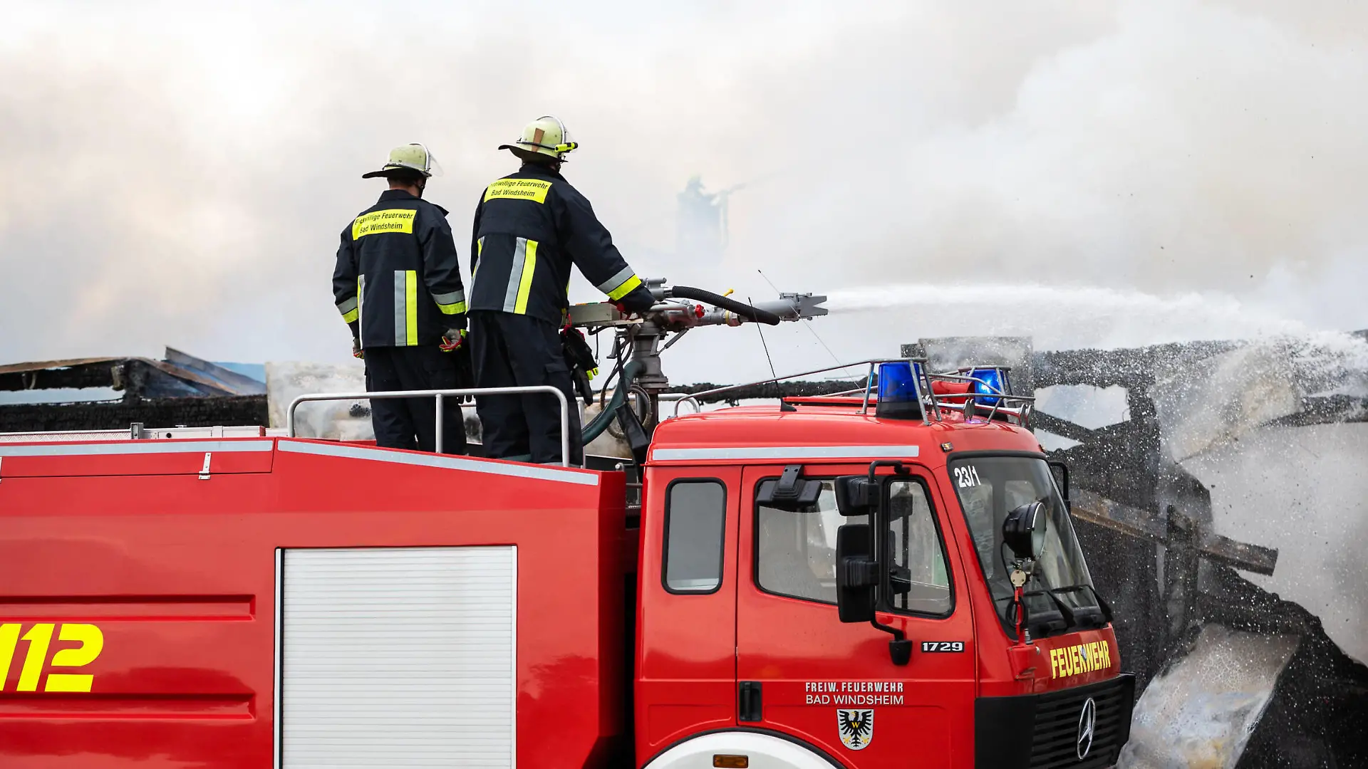 Deutschland, Fa. Engelhardt und Geißbauer, EG-Holzhaus, Hauptstraße 1, 91593 Burgbernheim - Schwebheim, Vollbrand, Grossbrand, Feuer, 13.05.2021 Bild: Vollbrand der Produktions und Lagerhalle einer Holzhaus Firma, Löscharbeiten *** Germany, Fa Engelhardt und Geißbauer, EG Holzhaus, Hauptstraße 1, 91593 Burgbernheim Schwebheim, full fire, big fire, fire, 13 05 2021 picture full fire of the production and storage hall of a timber house company, fire fighting works Copyright: Fotograf:xVolkerxDanzerxxAgenturxHMBxMedia/HeikoxBecker