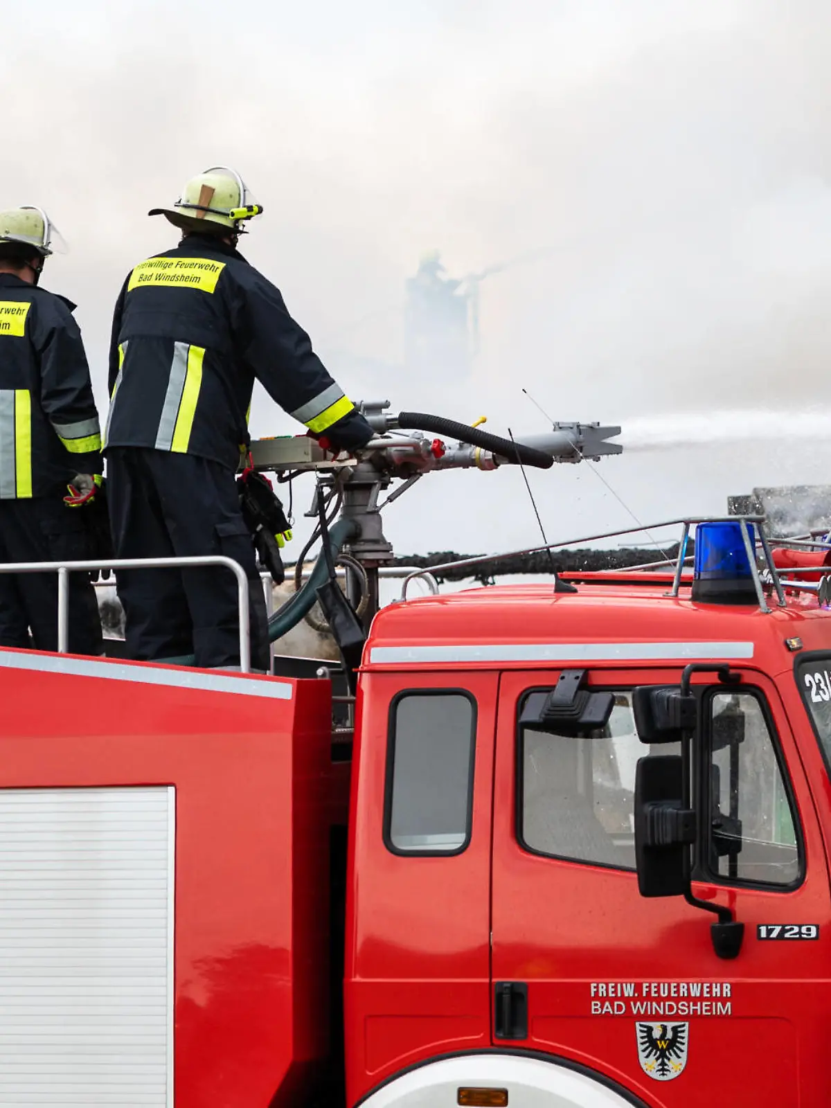  Deutschland, Fa. Engelhardt und Geißbauer, EG-Holzhaus, Hauptstraße 1, 91593 Burgbernheim - Schwebheim, Vollbrand, Grossbrand, Feuer, 13.05.2021 Bild: Vollbrand der Produktions und Lagerhalle einer Holzhaus Firma, Löscharbeiten *** Germany, Fa Engelhardt und Geißbauer, EG Holzhaus, Hauptstraße 1, 91593 Burgbernheim Schwebheim, full fire, big fire, fire, 13 05 2021 picture full fire of the production and storage hall of a timber house company, fire fighting works Copyright: Fotograf:xVolkerxDanzerxxAgenturxHMBxMedia/HeikoxBecker