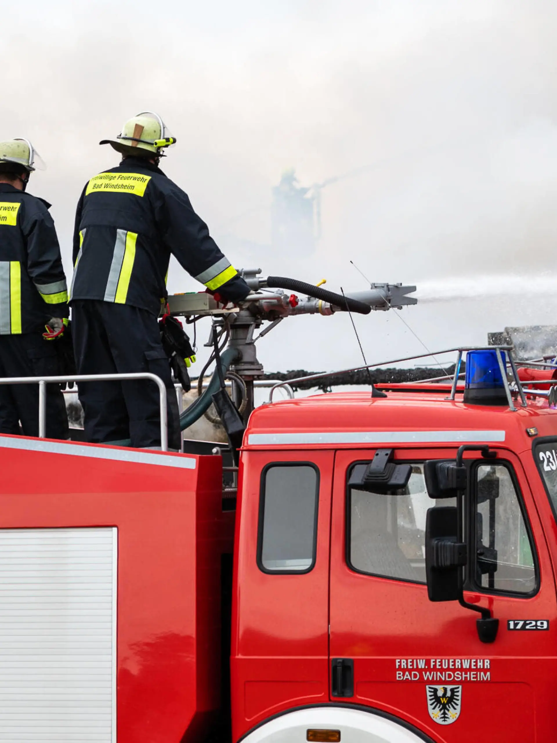  Deutschland, Fa. Engelhardt und Geißbauer, EG-Holzhaus, Hauptstraße 1, 91593 Burgbernheim - Schwebheim, Vollbrand, Grossbrand, Feuer, 13.05.2021 Bild: Vollbrand der Produktions und Lagerhalle einer Holzhaus Firma, Löscharbeiten *** Germany, Fa Engelhardt und Geißbauer, EG Holzhaus, Hauptstraße 1, 91593 Burgbernheim Schwebheim, full fire, big fire, fire, 13 05 2021 picture full fire of the production and storage hall of a timber house company, fire fighting works Copyright: Fotograf:xVolkerxDanzerxxAgenturxHMBxMedia/HeikoxBecker