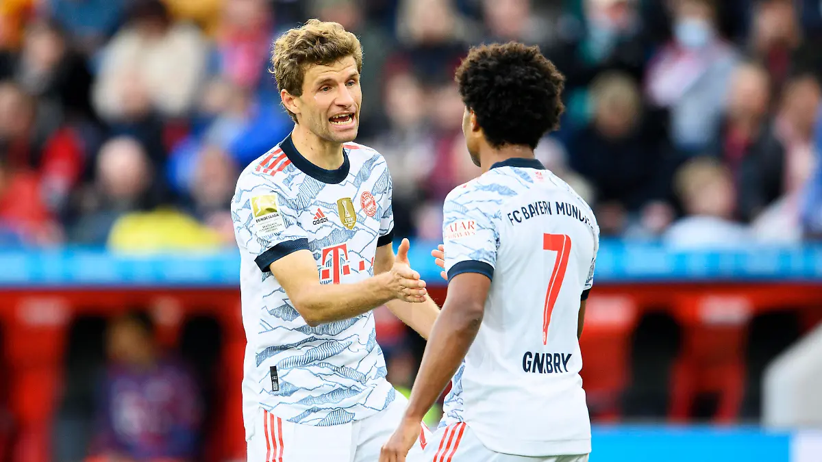 Thomas MUELLER l. Müller, M klatscht Serge GNABRY M ab, Fussball 1. Bundesliga, 08.Spieltag, Bayer 04 Leverkusen LEV - FC Bayern Muenchen M 1:5, am 17.10.2021 in Leverkusen/ Deutschland. DFL regulations prohibit any use of photographs as image sequences and/or quasi-video  *** Thomas MUELLER l Müller, M high-fives Serge GNABRY M, Football 1 Bundesliga, 08 Matchday, Bayer 04 Leverkusen LEV FC Bayern Muenchen M 1 5, on 17 10 2021 in Leverkusen Germany DFL regulations prohibit any use of photographs as image sequences and or quasi video  