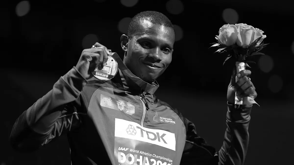 (191003) -- DOHA, Oct. 3, 2019 () -- Bronze medalist Alex Quinonez of Ecuador shows his medal during the medal ceremony for the Men's 200m Final at the 2019 IAAF World Athletics Championships in Doha, Qatar, Oct. 2, 2019. (/Wang Lili)