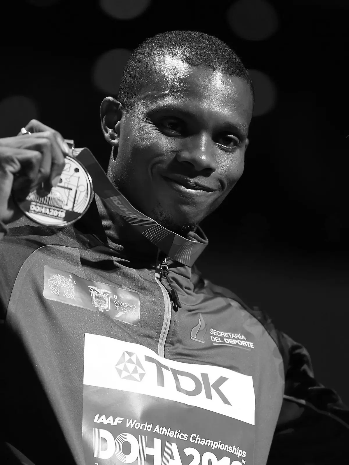 (191003) -- DOHA, Oct. 3, 2019 () -- Bronze medalist Alex Quinonez of Ecuador shows his medal during the medal ceremony for the Men's 200m Final at the 2019 IAAF World Athletics Championships in Doha, Qatar, Oct. 2, 2019. (/Wang Lili)