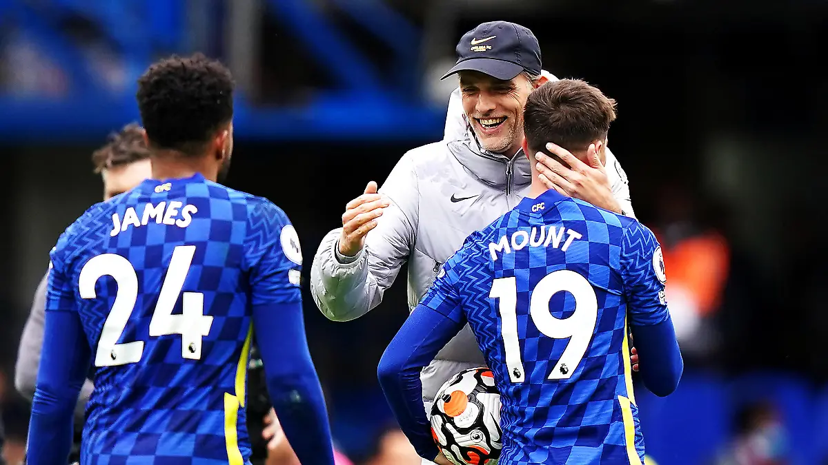 Chelsea v Norwich City - Premier League - Stamford Bridge Chelsea manager Thomas Tuchel centre celebrates with Mason Mount right after the final whistle in the Premier League match at Stamford Bridge, London. Picture date: Saturday October 23, 2021. EDITORIAL USE ONLY No use with unauthorised audio, video, data, fixture lists, club/league logos or live services. Online in-match use limited to 120 images, no video emulation. No use in betting, games or single club/league/player publications. PUBLICATIONxINxGERxSUIxAUTxONLY Copyright: xTessxDerryx 63257066