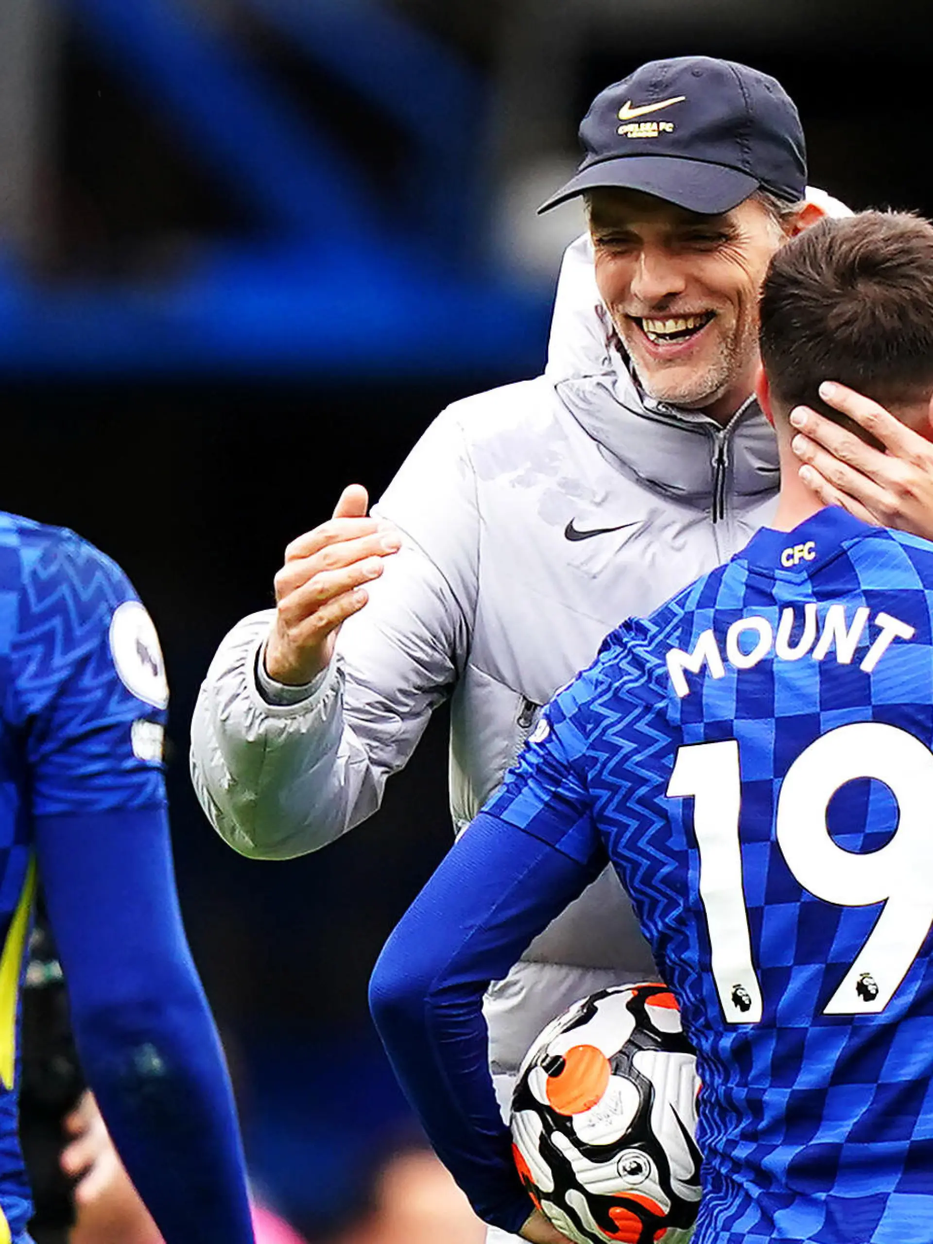Chelsea v Norwich City - Premier League - Stamford Bridge Chelsea manager Thomas Tuchel centre celebrates with Mason Mount right after the final whistle in the Premier League match at Stamford Bridge, London. Picture date: Saturday October 23, 2021. EDITORIAL USE ONLY No use with unauthorised audio, video, data, fixture lists, club/league logos or live services. Online in-match use limited to 120 images, no video emulation. No use in betting, games or single club/league/player publications. PUBLICATIONxINxGERxSUIxAUTxONLY Copyright: xTessxDerryx 63257066 