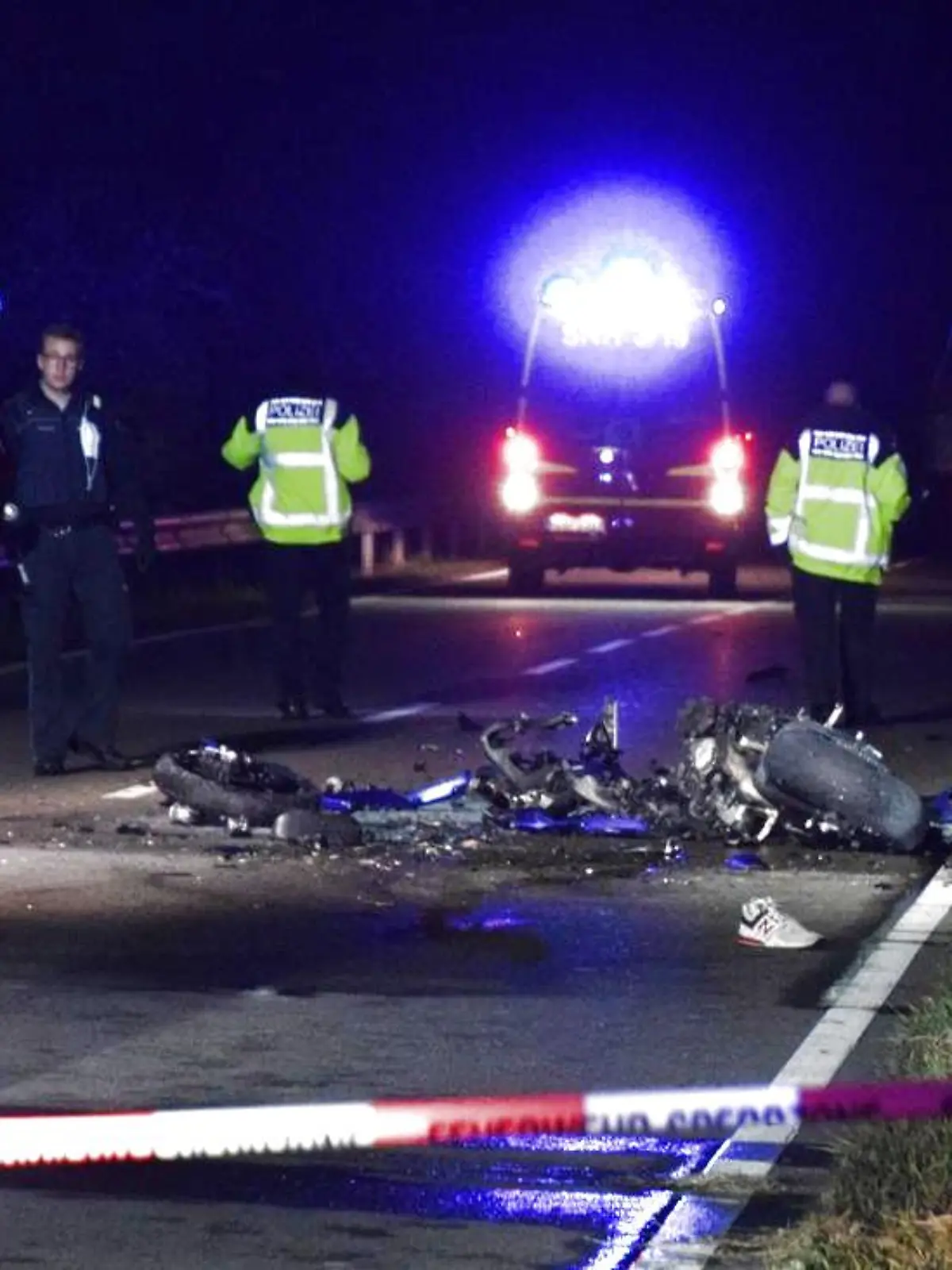 25.10.2021, Baden-Württemberg, Dühren: Polizisten und Feuerwehrmänner stehen neben einem vollkommen zerstörten Motorrad auf der B292. Die Bundesstraße ist am Montagabend nach dem schweren Unfall am Ortseingang in beide Richtungen gesperrt worden. Es habe einen schweren Unfall mit einem Traktor und einem Motorrad gegeben, teilte das Polizeipräsidium Mannheim mit. Foto: Julian Buchner/dpa +++ dpa-Bildfunk +++