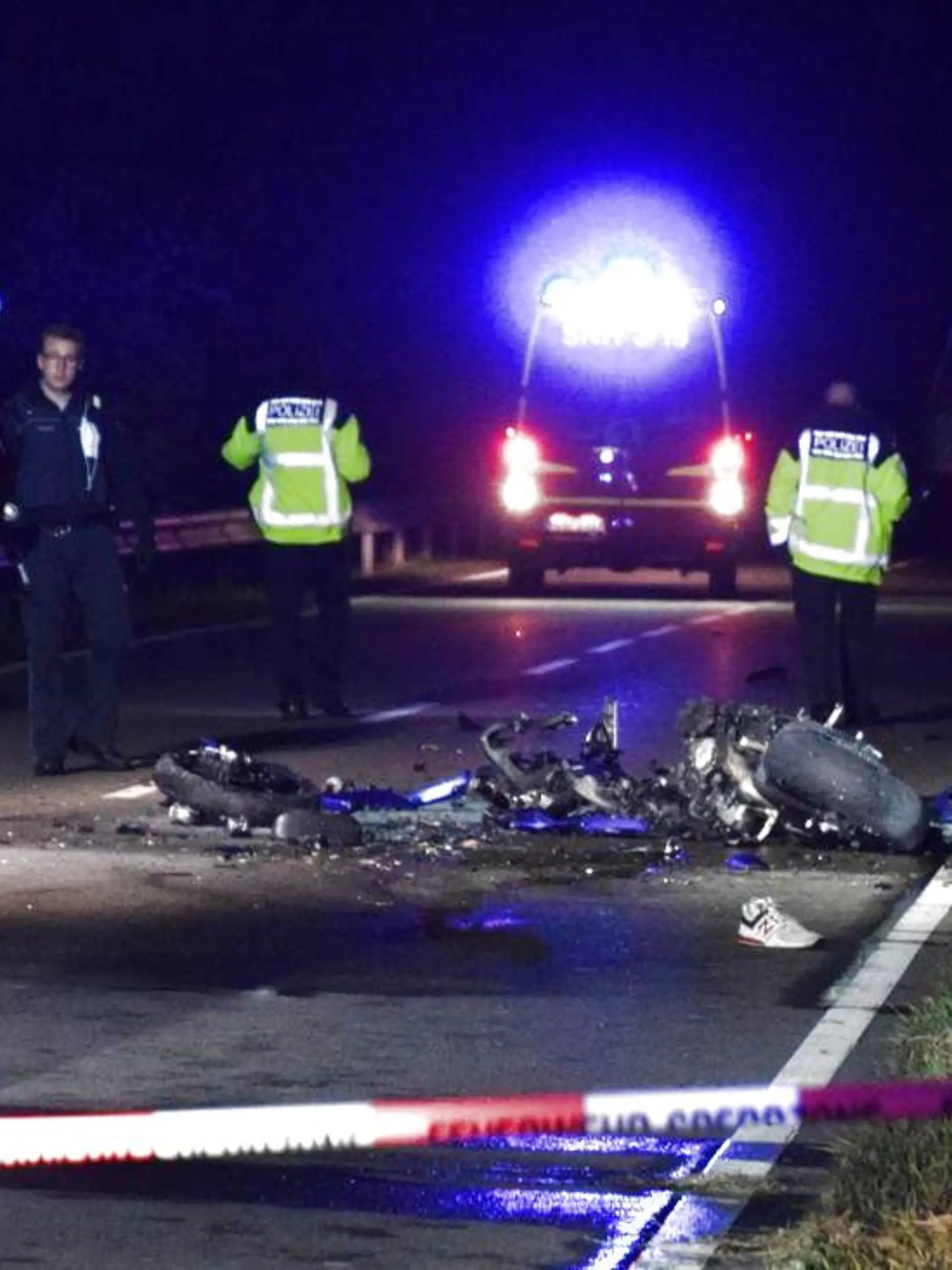 25.10.2021, Baden-Württemberg, Dühren: Polizisten und Feuerwehrmänner stehen neben einem vollkommen zerstörten Motorrad auf der B292. Die Bundesstraße ist am Montagabend nach dem schweren Unfall am Ortseingang in beide Richtungen gesperrt worden. Es habe einen schweren Unfall mit einem Traktor und einem Motorrad gegeben, teilte das Polizeipräsidium Mannheim mit. Foto: Julian Buchner/dpa +++ dpa-Bildfunk +++