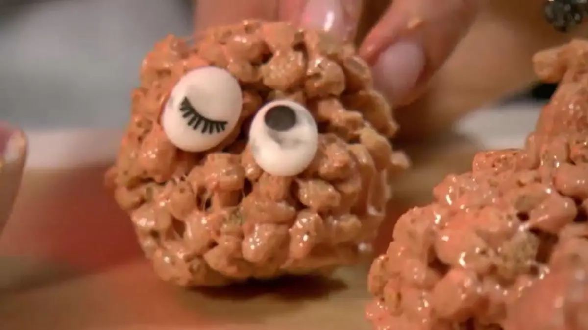 Aus Marshmallows, Rice Krispies und Butter bestehen die Gruselgehirne.