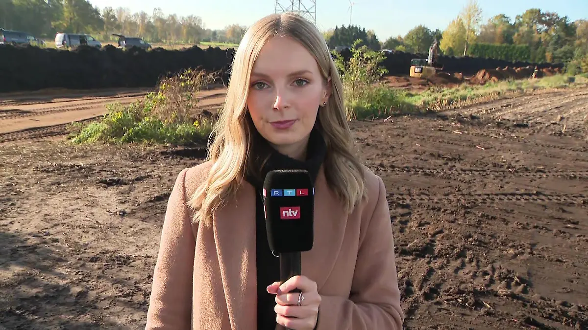 Auf einem Feld bei Bremen sucht die Polizei nun schon seit drei Tagen. Wonach, will sie aber nicht sagen.