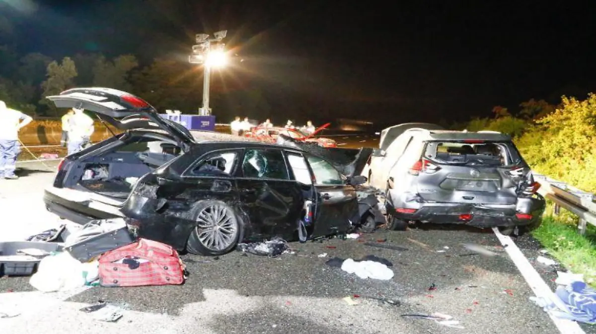 Die zwei Fahrzeuge sind ineinander gekracht. Im Wagen verstarb eine 64-Jährige.