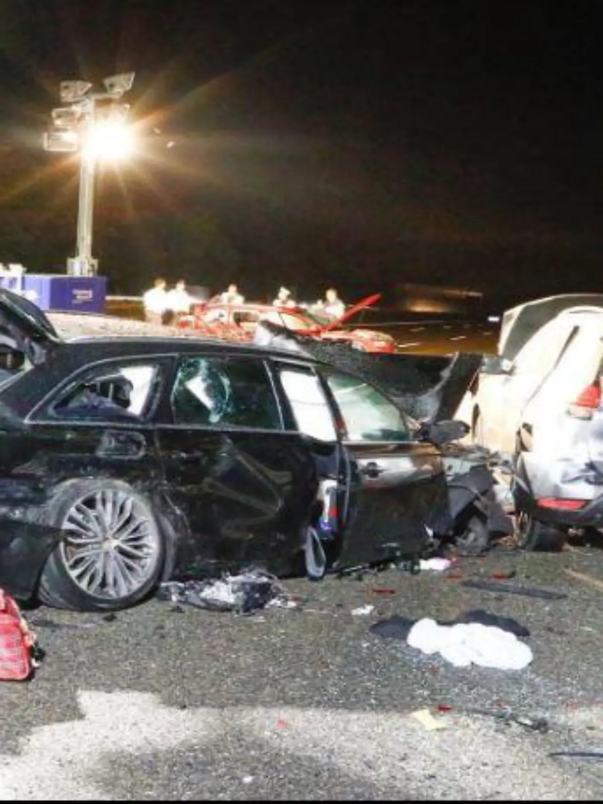 Die zwei Fahrzeuge sind ineinander gekracht. Im Wagen verstarb eine 64-Jährige.