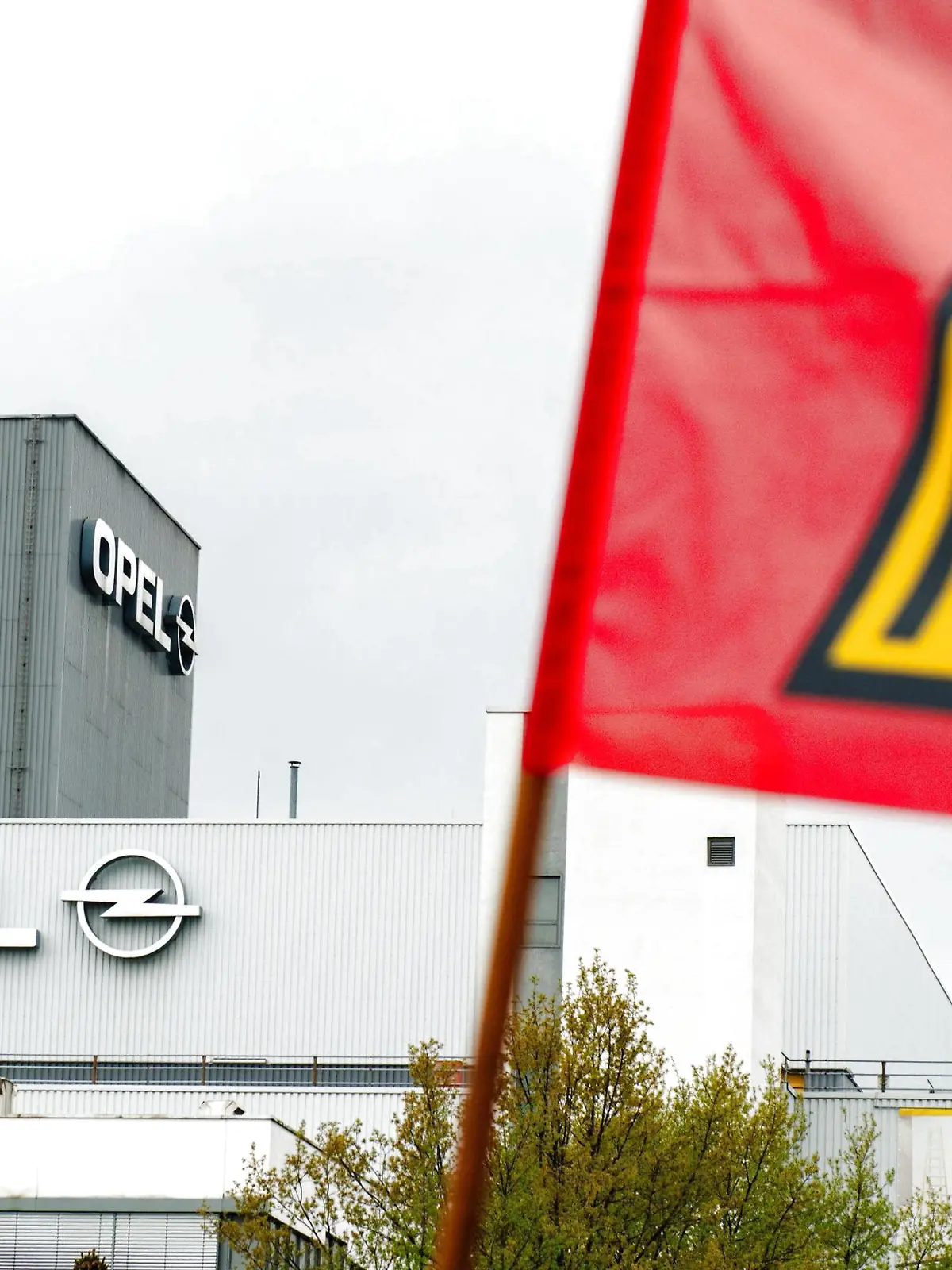  Eisenach , 240418 , Opel-Werk Eisenach , Proteste gegen Sparmaßnahmen bei Opel Im Bild: Opel-Werk Eisenach , Proteste gegen Sparmaßnahmen bei Opel *** Eisenach 240418 Opel plant Eisenach protests against cost-cutting measures at Opel Im Bild Opel plant Eisenach protests against cost-cutting measures at Opel