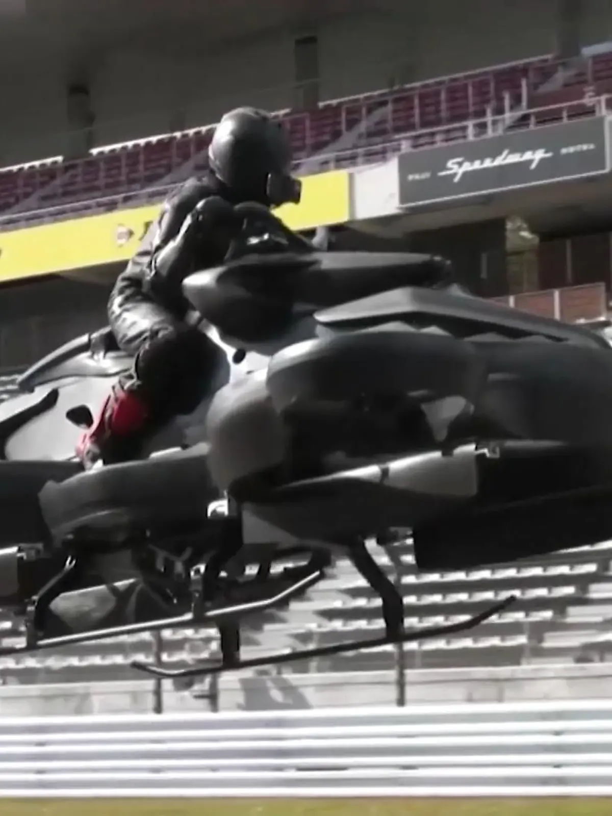 Ein sogenanntes Hoverbike hat ein japanisches Start-Up präsentiert - Bilder des fliegenden Motorrads und mehr Infos gibt's im Video.