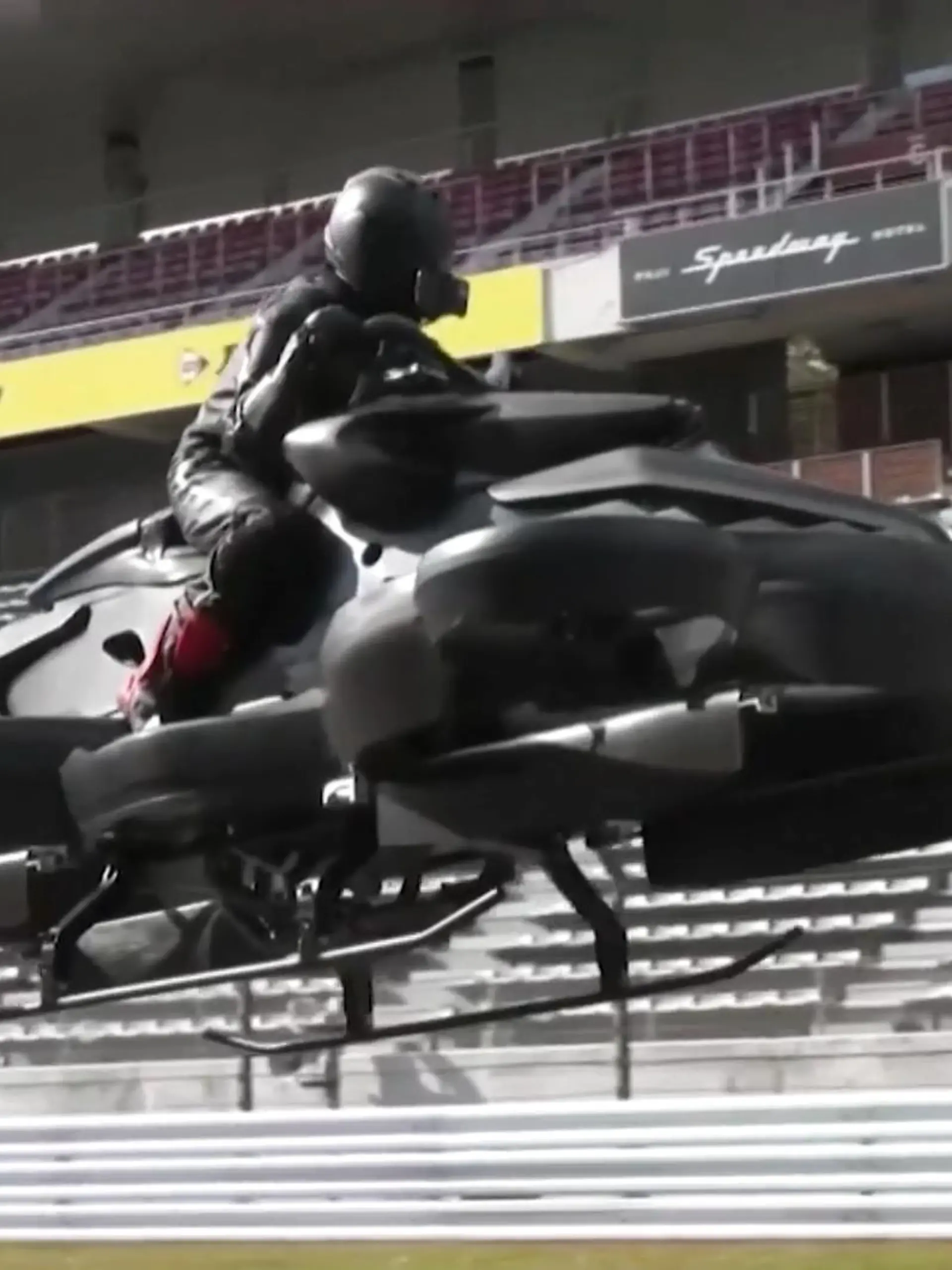 Ein sogenanntes Hoverbike hat ein japanisches Start-Up präsentiert - Bilder des fliegenden Motorrads und mehr Infos gibt's im Video.