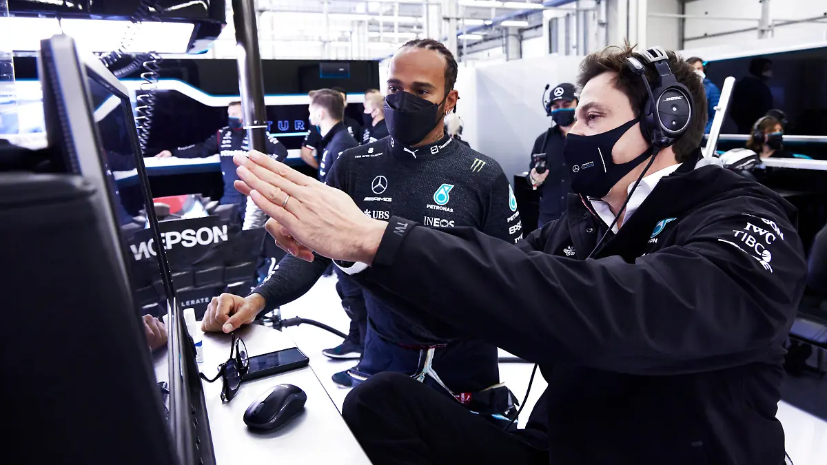 Formula 1 2021: Turkish GP ISTANBUL PARK, TURKEY - OCTOBER 09: Sir Lewis Hamilton, Mercedes, with Toto Wolff, Team Principal and CEO, Mercedes AMG during the Turkish GP at Istanbul Park on Saturday October 09, 2021, Turkey. Photo by Steve Etherington / LAT Images Images PUBLICATIONxINxGERxSUIxAUTxHUNxONLY GP2116_084710SNE45056