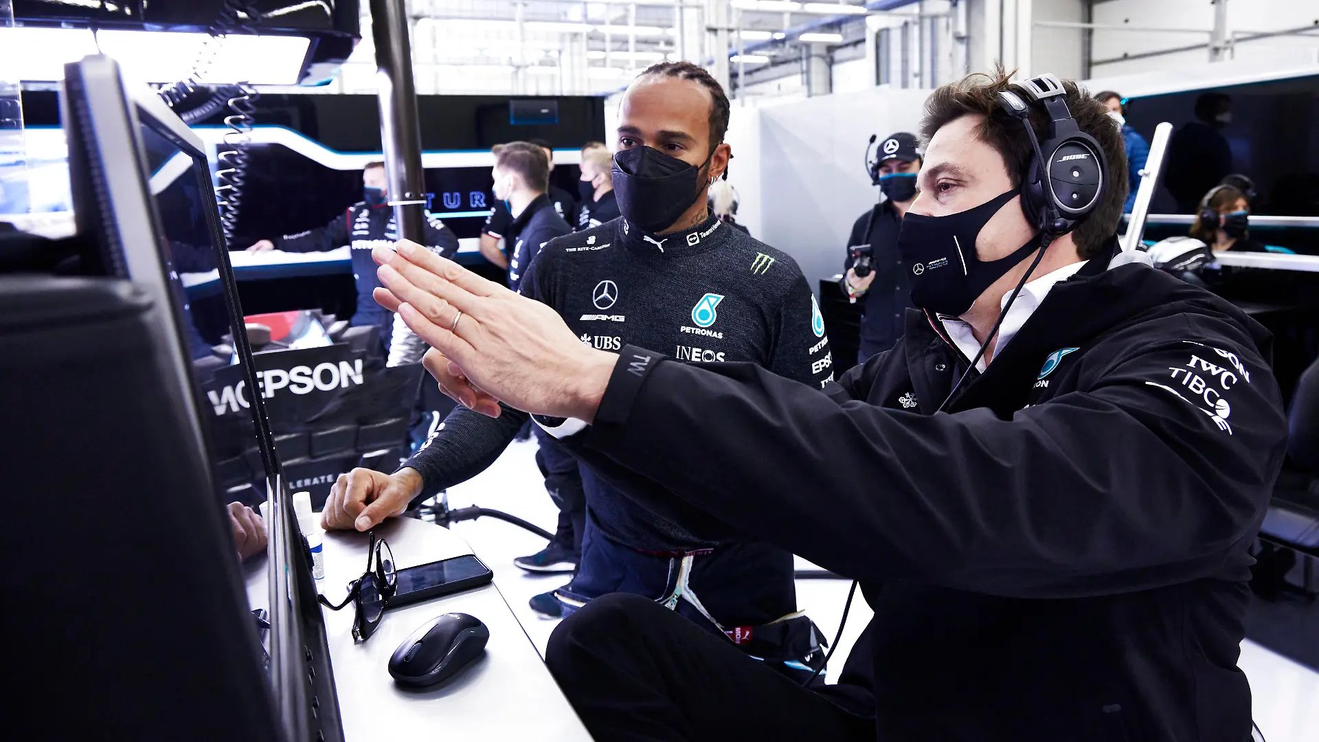 Formula 1 2021: Turkish GP ISTANBUL PARK, TURKEY - OCTOBER 09: Sir Lewis Hamilton, Mercedes, with Toto Wolff, Team Principal and CEO, Mercedes AMG during the Turkish GP at Istanbul Park on Saturday October 09, 2021, Turkey. Photo by Steve Etherington / LAT Images Images PUBLICATIONxINxGERxSUIxAUTxHUNxONLY GP2116_084710SNE45056