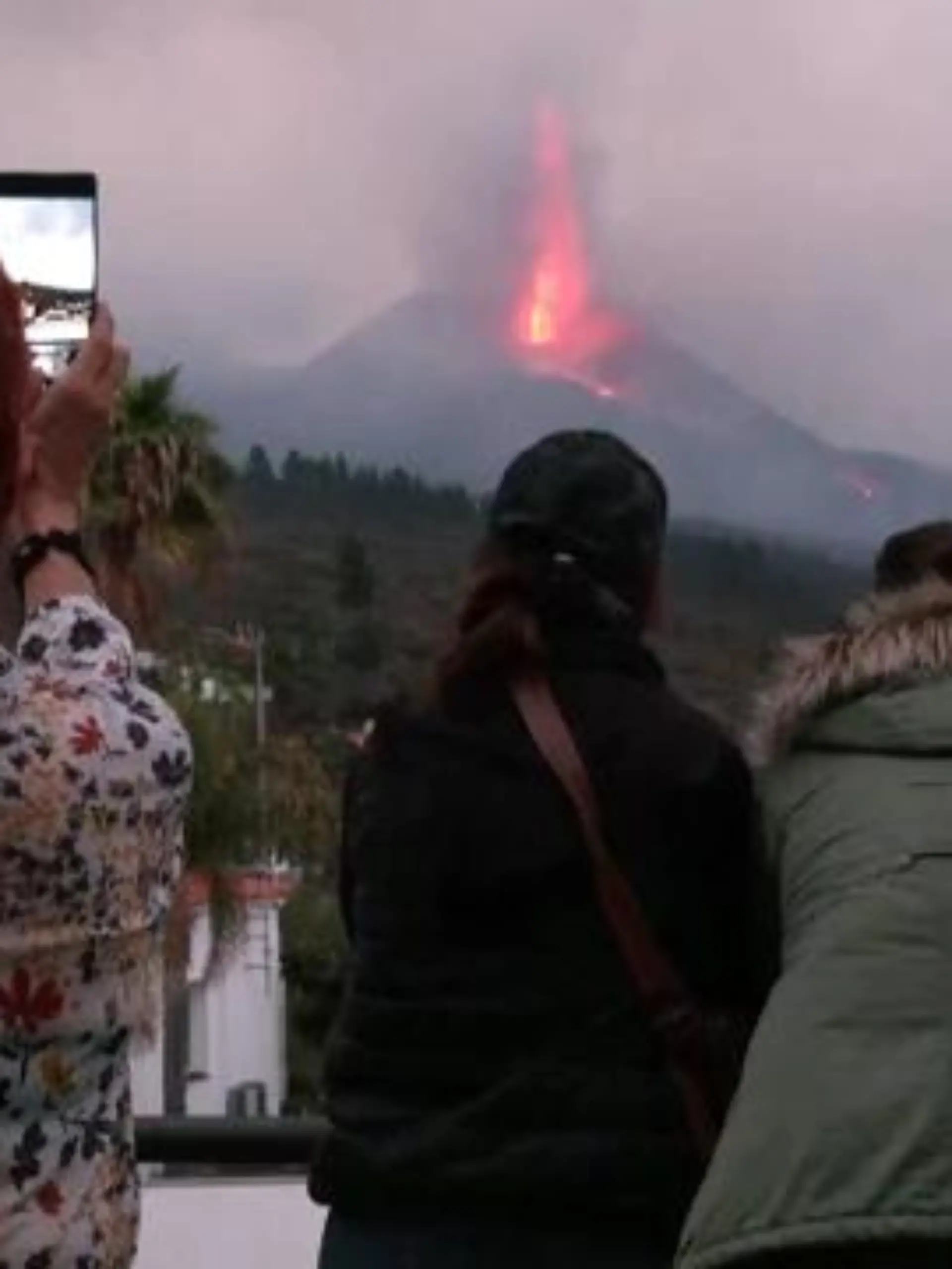 Die Kanareninsel La Palma wird immer mehr zum Touristenhotspot, während mittlerweile über 7000 Bewohner vor dem Lava und Asche spuckenden Vulkan Cumbre Vieja in Sicherheit gebracht werden mussten. Allein an diesem Wochenende, an dem die Insel vom schwersten Erdbeben seit dem Ausbruch des Vulkans erschüttert wurde, kamen wieder tausende Touristen. RTL-Reporter Dominique Fleckinger hat sich ein Bild von der aktuellen Situation auf der beliebte Urlauberinsel gemacht und auch mit Einheimischen dort gesprochen. Was die sagen, sehen Sie im Video!