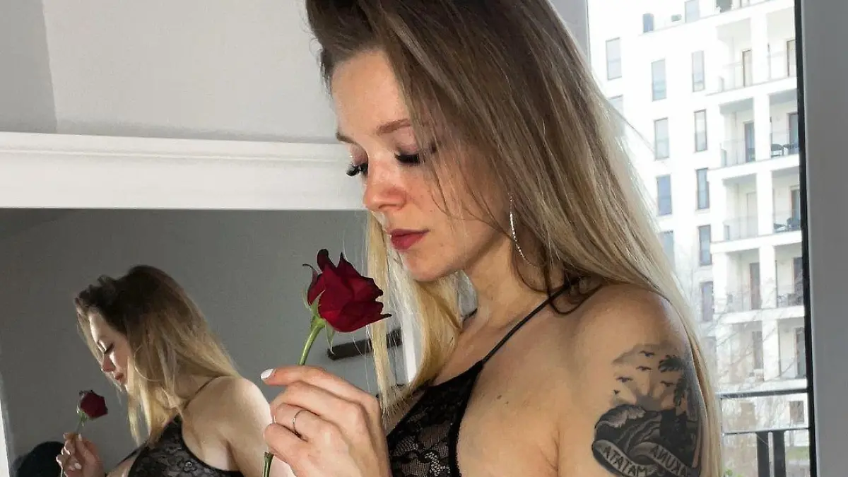 Anne Wünsche zeigt ihren Babybauch in Dessous.