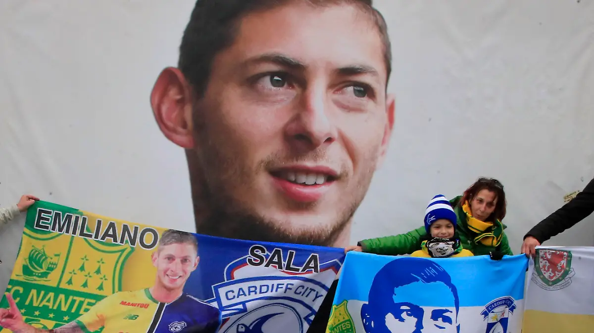 FILE - Cardiff supporters gather to pay tribute to Argentinian soccer player Emiliano Sala prior the French League One soccer match between Nantes against Bordeaux at La Beaujoire stadium in Nantes, western France, on Jan. 26, 2020. A years-long transfer dispute after the death in an airplane crash of soccer player Emiliano Sala was settled on Friday Aug. 26, 2022 in favor of his former club Nantes against Cardiff. (AP Photo/Michel Euler, File)