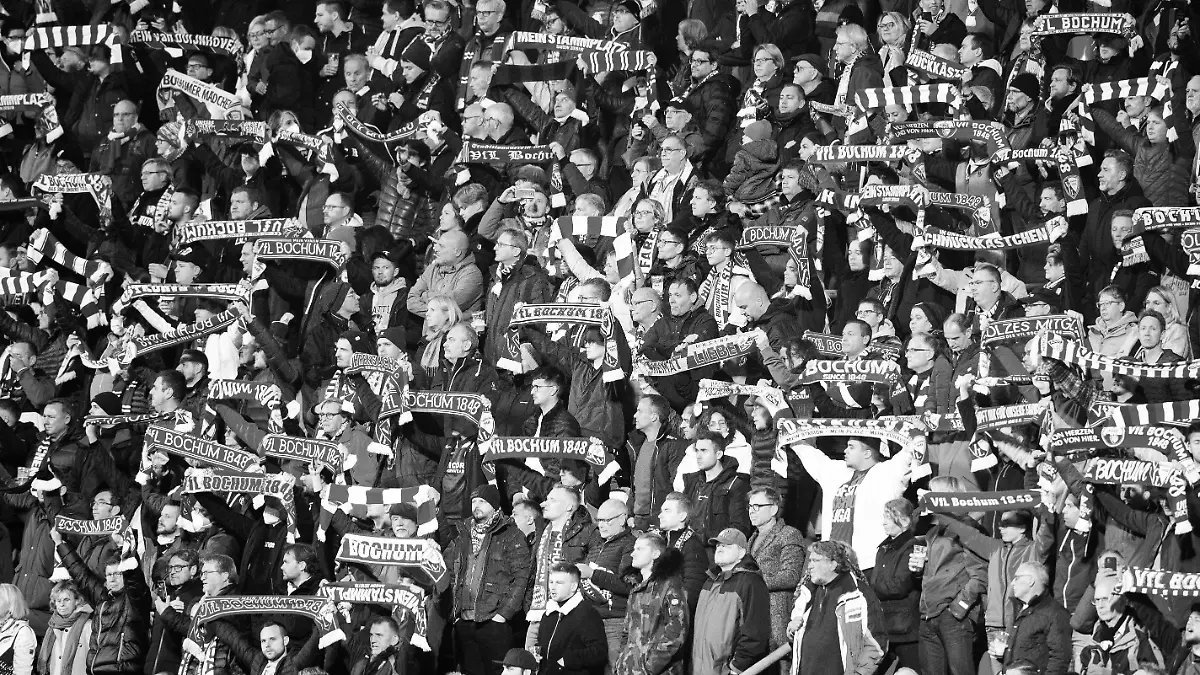 24.10.2021, Nordrhein-Westfalen, Bochum: Fußball: Bundesliga, VfL Bochum - Eintracht Frankfurt, 9. Spieltag, im Vonovia Ruhrstadion. Bochum-Fans halten ihre Fanschals hoch. Foto: Marcel Kusch/dpa - WICHTIGER HINWEIS: Gemäß den Vorgaben der DFL Deutsche Fußball Liga bzw. des DFB Deutscher Fußball-Bund ist es untersagt, in dem Stadion und/oder vom Spiel angefertigte Fotoaufnahmen in Form von Sequenzbildern und/oder videoähnlichen Fotostrecken zu verwerten bzw. verwerten zu lassen. +++ dpa-Bildfunk +++