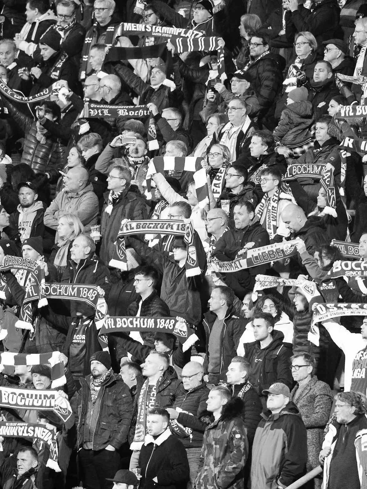 24.10.2021, Nordrhein-Westfalen, Bochum: Fußball: Bundesliga, VfL Bochum - Eintracht Frankfurt, 9. Spieltag, im Vonovia Ruhrstadion. Bochum-Fans halten ihre Fanschals hoch. Foto: Marcel Kusch/dpa - WICHTIGER HINWEIS: Gemäß den Vorgaben der DFL Deutsche Fußball Liga bzw. des DFB Deutscher Fußball-Bund ist es untersagt, in dem Stadion und/oder vom Spiel angefertigte Fotoaufnahmen in Form von Sequenzbildern und/oder videoähnlichen Fotostrecken zu verwerten bzw. verwerten zu lassen. +++ dpa-Bildfunk +++
