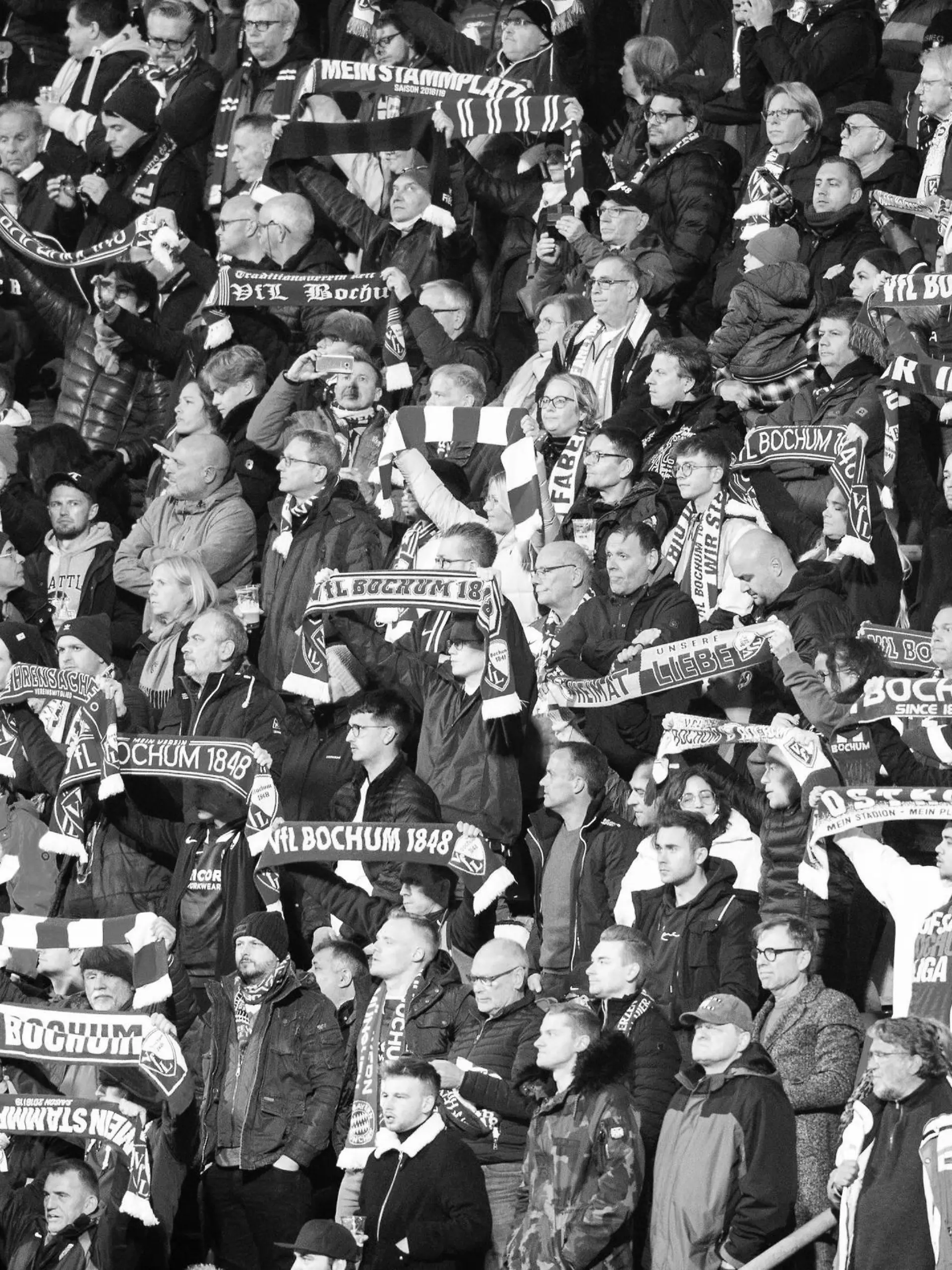 24.10.2021, Nordrhein-Westfalen, Bochum: Fußball: Bundesliga, VfL Bochum - Eintracht Frankfurt, 9. Spieltag, im Vonovia Ruhrstadion. Bochum-Fans halten ihre Fanschals hoch. Foto: Marcel Kusch/dpa - WICHTIGER HINWEIS: Gemäß den Vorgaben der DFL Deutsche Fußball Liga bzw. des DFB Deutscher Fußball-Bund ist es untersagt, in dem Stadion und/oder vom Spiel angefertigte Fotoaufnahmen in Form von Sequenzbildern und/oder videoähnlichen Fotostrecken zu verwerten bzw. verwerten zu lassen. +++ dpa-Bildfunk +++