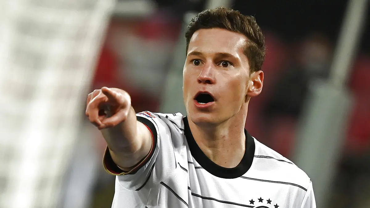 ARCHIV - 13.10.2020, Nordrhein-Westfalen, Köln: Fußball: Nations League A, Deutschland - Schweiz, Gruppenphase, Gruppe 4, 4. Spieltag im RheinEnergieStadion. Deutschlands Julian Draxler fordert einen Eckball. (zu dpa "Flick nominiert Nmecha - Draxler, Brandt und Günter kehren zurück") Foto: Federico Gambarini/dpa +++ dpa-Bildfunk +++