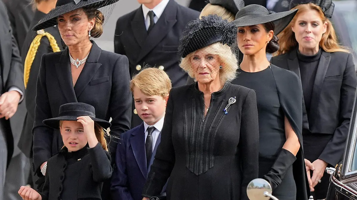 19.09.2022, Großbritannien, London: (v.l.n.r.) Kate, Prinzessin von Wales, Prinzessin Charlotte, Prinz George, Königsgemahlin Camilla, und Meghan, Herzogin von Sussex, und Prinzessin Beatrice beim Verlassen der Westminster Abbey nach dem Staatsakt vor der Beisetzung von Königin Elizabeth II. . Zum Staatsbegräbnis für Elizabeth II. werden Hunderttausende Menschen auf den Straßen Londons erwartet. Für die Trauerfeier sind Präsidenten, Regierungschefs sowie gekrönte Häupter aus aller Welt angereist. Foto: Martin Meissner/Pool AP/dpa +++ dpa-Bildfunk +++