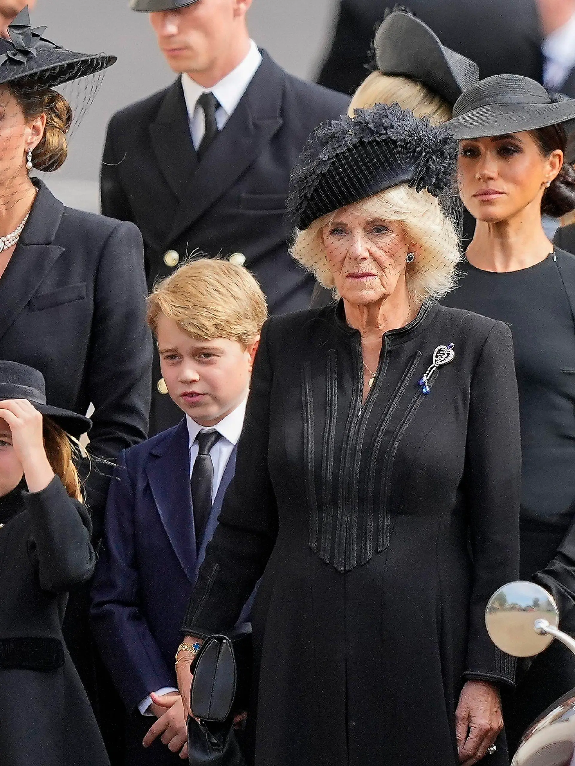 19.09.2022, Großbritannien, London: (v.l.n.r.) Kate, Prinzessin von Wales, Prinzessin Charlotte, Prinz George, Königsgemahlin Camilla, und Meghan, Herzogin von Sussex, und Prinzessin Beatrice beim Verlassen der Westminster Abbey nach dem Staatsakt vor der Beisetzung von Königin Elizabeth II. . Zum Staatsbegräbnis für Elizabeth II. werden Hunderttausende Menschen auf den Straßen Londons erwartet. Für die Trauerfeier sind Präsidenten, Regierungschefs sowie gekrönte Häupter aus aller Welt angereist. Foto: Martin Meissner/Pool AP/dpa +++ dpa-Bildfunk +++