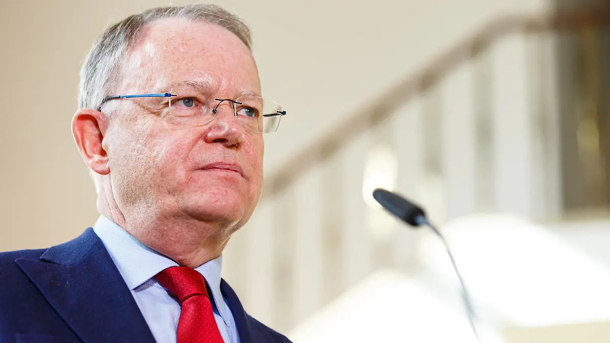 DEUTSCHLAND, NIEDERSACHSEN, HANNOVER, 02.03.2021 - Stephan Weil SPD, Ministerpräsident von Niedersachsen, gibt ein Statement im Foyer der Niedersächsischen Staatskanzlei ab. Hintergrund ist der, aus gesundheitlichen Gründen, bedingte Rücktritt der Niedersächsischen Sozialministerin Carola Reimann SPD. Er gab in diesem Statement ihre Nachfolgerin bekannt. *** GERMANY, LOWER SAXONY, HANOVER, 02 03 2021 Stephan Weil SPD , Minister President of Lower Saxony, gives a statement in the foyer of the State Chancellery of Lower Saxony Background is the, for health reasons, conditional resignation of the Lower Saxony Minister of Social Affairs Carola Reimann SPD He announced in this statement her successor