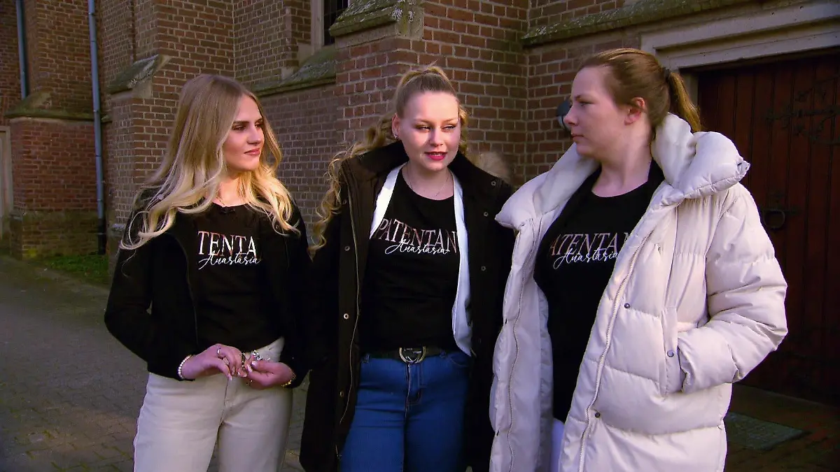 Die Taufpatinnen Estefania, Sarah-Jane und Sarafina tragen besondere T-Shirts an Anastasias großem Tag.