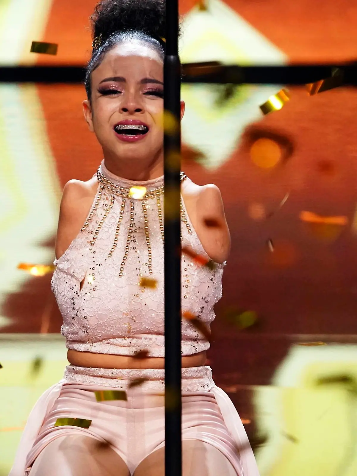 Vitoria Bueno _ Ballett-Tänzerin aus Brasilien _ kann ihr Glück nicht fassen. Moderator Chris Tall hat für sie den "Goldenen Buzzer" gedrückt.

Die Verwendung des sendungsbezogenen Materials ist nur mit dem Hinweis und Verlinkung auf RTL+ gestattet.