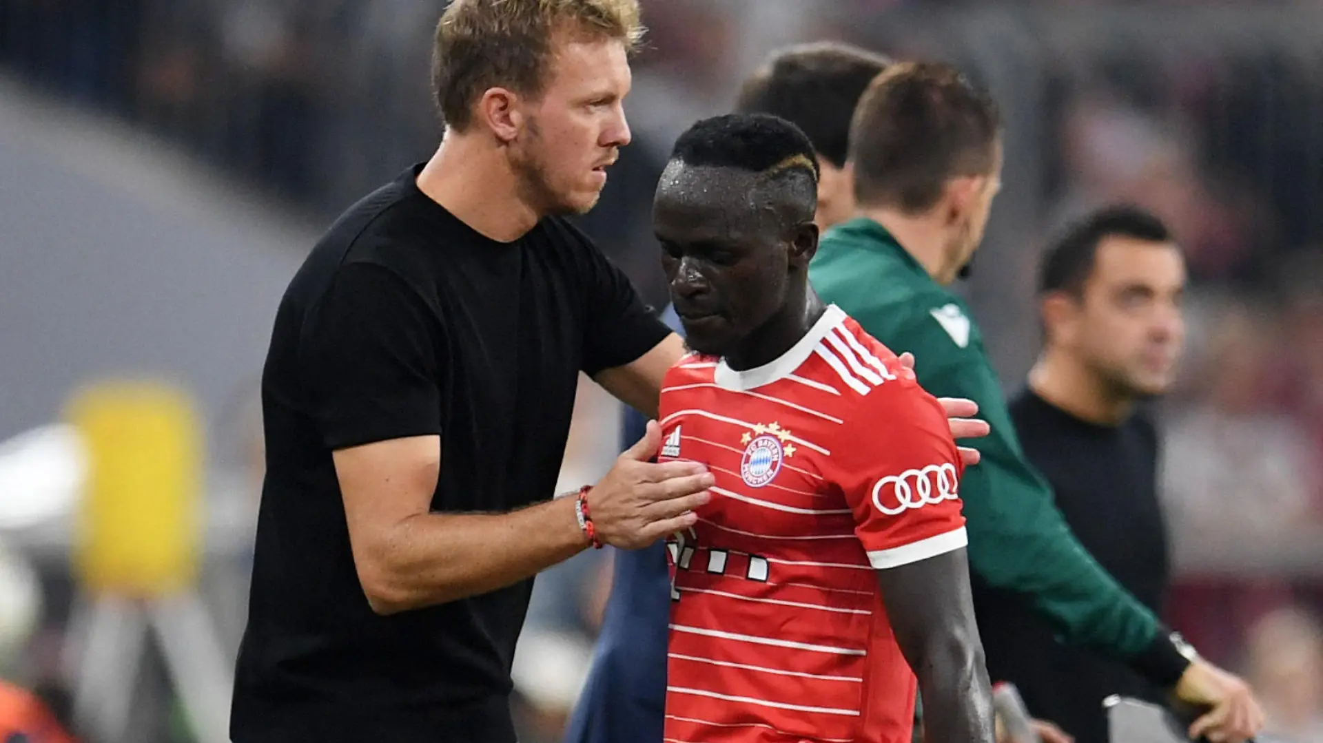 Soccer Football - Champions League - Group C - Bayern Munich v FC Barcelona - Allianz Arena, Munich, Germany - September 13, 2022 Bayern Munich coach Julian Nagelsmann with Sadio Mane after he was substituted REUTERS/Andreas Gebert