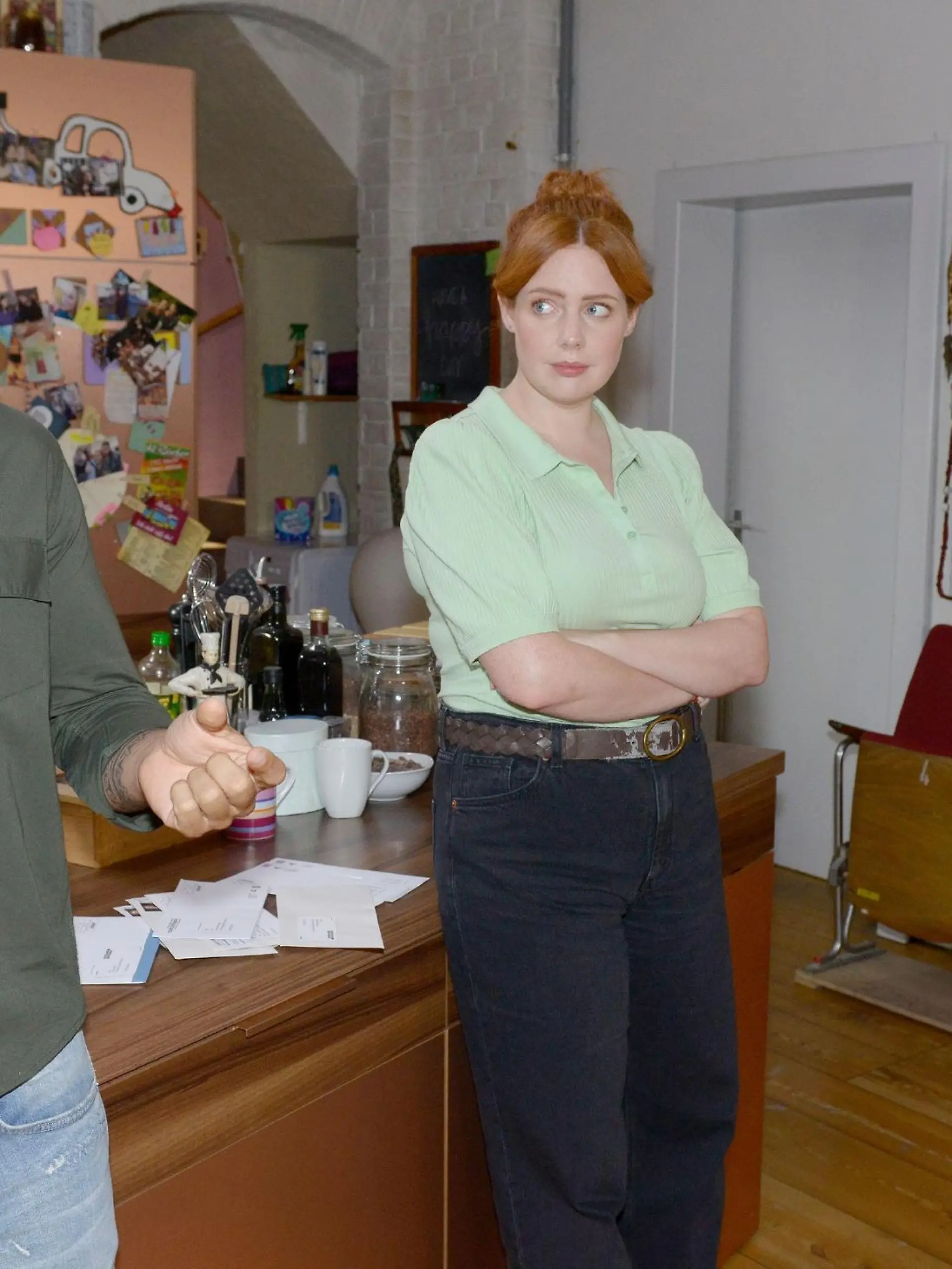 Nihat (Timur Ülker), Toni (Olivia Marei, M.) und Lilly (Iris Mareike Steen) überlegen, wer die Unbekannte ist, die Nihat offenbar observiert hat.

Die Verwendung des sendungsbezogenen Materials ist nur mit dem Hinweis und Verlinkung auf RTL+ gestattet.