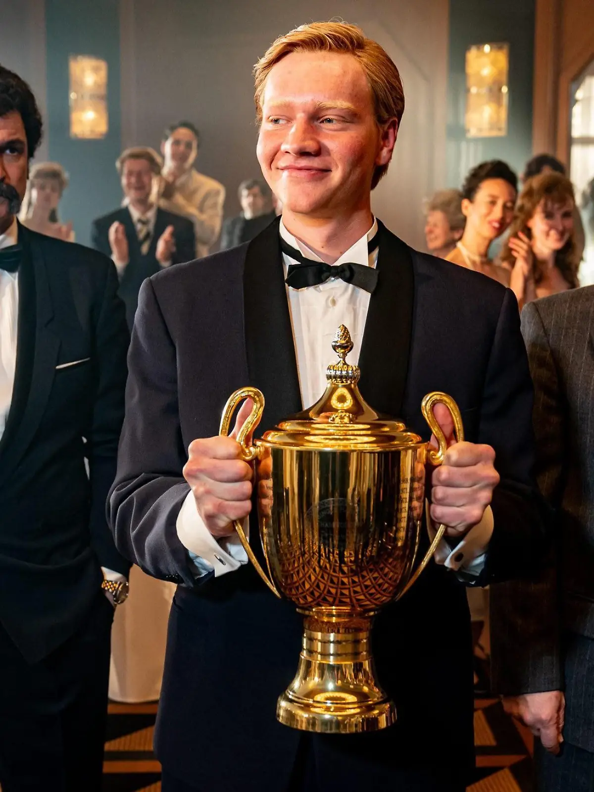 Der 17-jährige Boris Becker (Bruno Alexander) gewinnt als erster Deutscher Wimbledon. Ion Tiriac (Misel Maticevic, l.), Günther Bosch (Samuel Finzi, r.)
+++ Die Verwendung des sendungsbezogenen Materials ist nur mit dem Hinweis und Verlinkung auf RTL+ gestattet. +++