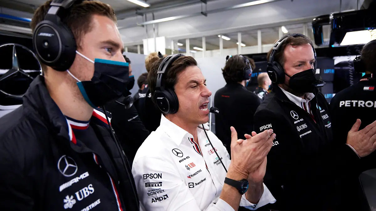 Formula 1 2021: Brazilian GP AUToDROMO JOS CARLOS PACE, BRAZIL - NOVEMBER 13: Stoffel Vandoorne, Mercedes-AMG Petronas F1 reserve driver, and Toto Wolff, Team Principal and CEO, Mercedes AMG, in the garage during the Brazilian GP at Autodromo Jos Carlos Pace on Saturday November 13, 2021 in Sao Paulo, Brazil. Photo by Steve Etherington / LAT Images Images PUBLICATIONxINxGERxSUIxAUTxHUNxONLY GP2119_200349SNE37298
