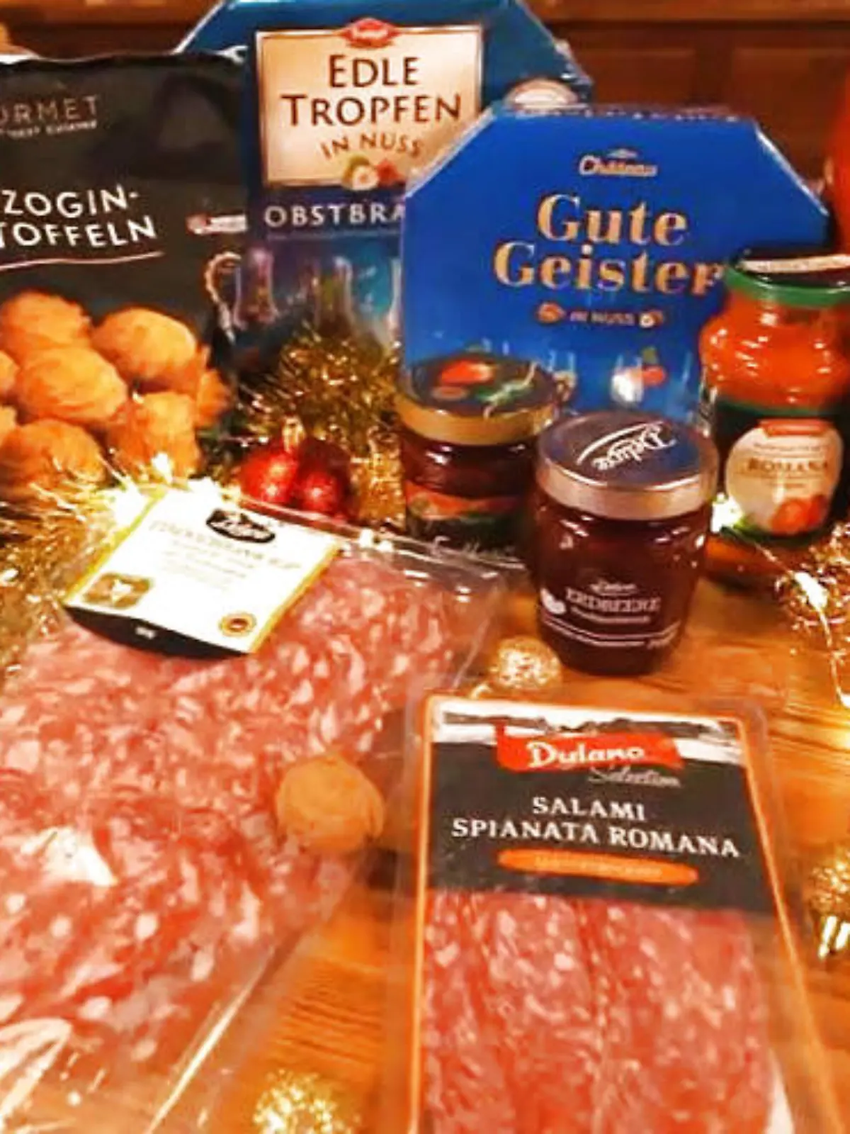 Gleicher Hersteller, gleicher Inhalt, etwas andere Verpackung: Jetzt gibt's wieder überall vermeintliche Delikatessen zum Fest. Deluxe-Produkte, die besser schmecken sollen - und oft teurer sind als die normalen Varianten. Stimmt so nicht, findet unser Reporter heraus. Worauf Sie beim nächsten Einkauf unbedingt achten sollten, sehen Sie im Video!