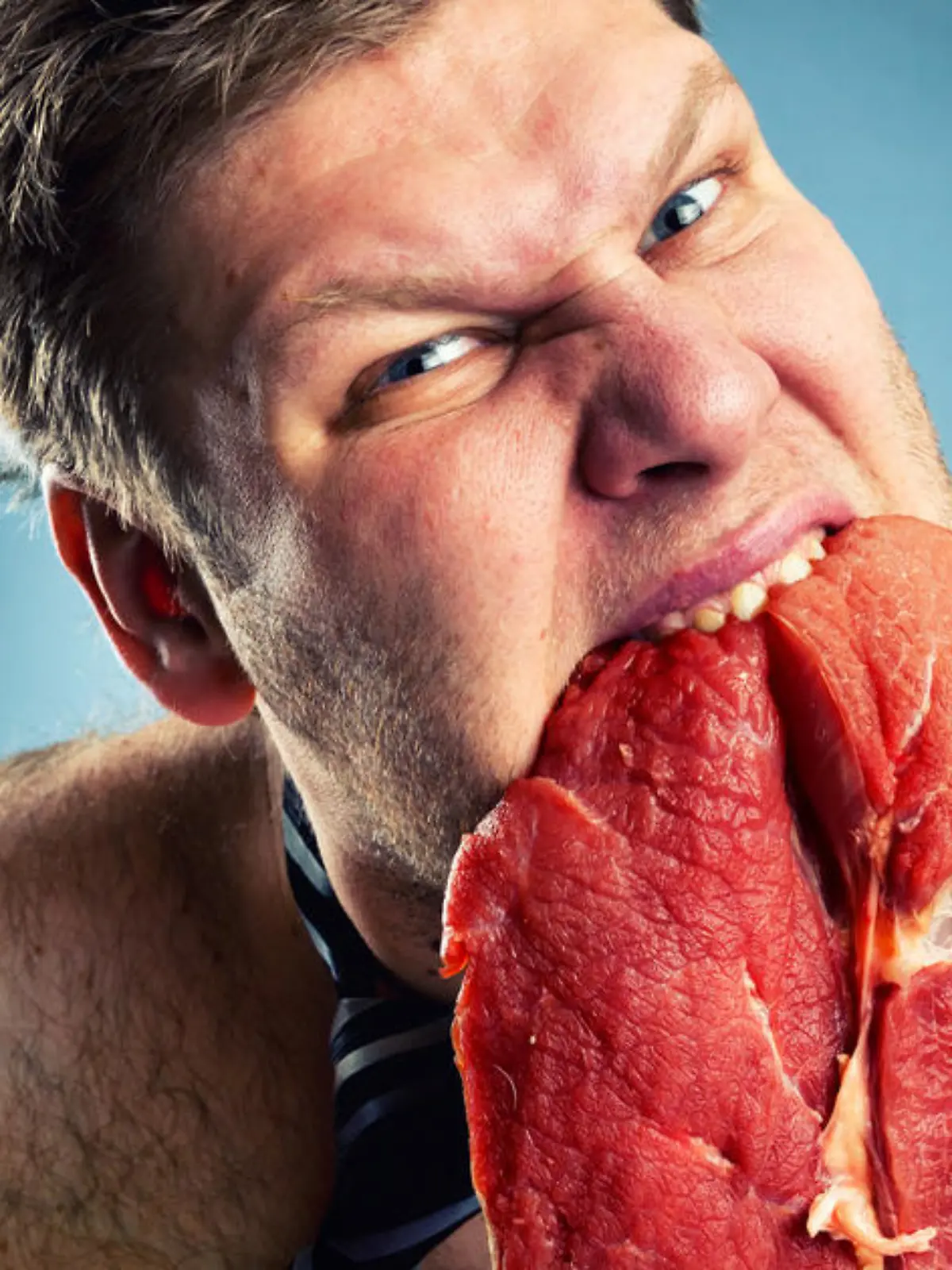Daniel Cox von Tierschutz-Organisation PETA fordert jetzt: Sex-Verbot für Männer, die Fleisch essen. Und das mit wissenschaftlicher Begründung: Die Steak- und Wurst-Liebhaber unter den Männern sollen nämlich mit ihrem Fleischkonsum viel schlechter für die Umwelt sein als Frauen, die weniger Fleisch essen. Was dahintersteckt, erklärt Nicole Katzenberger im Video.