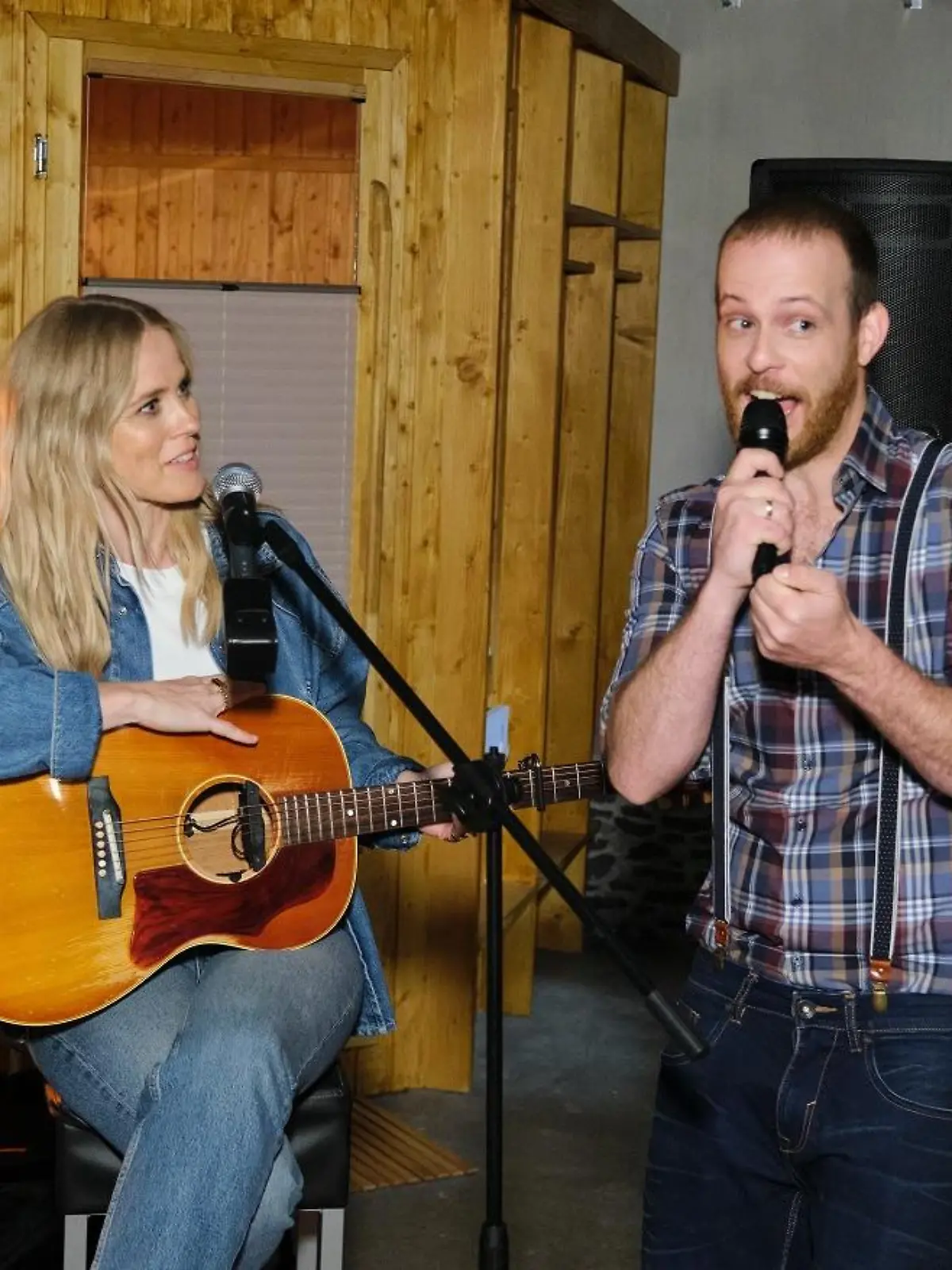 Till vermittelt Mareike unabsichtlich den Eindruck, eine Riesnueberraschung fuer sie organisiert zu haben. Tobias Lassner (Patrick Mueller), Ilse DeLange (Ilse DeLange)