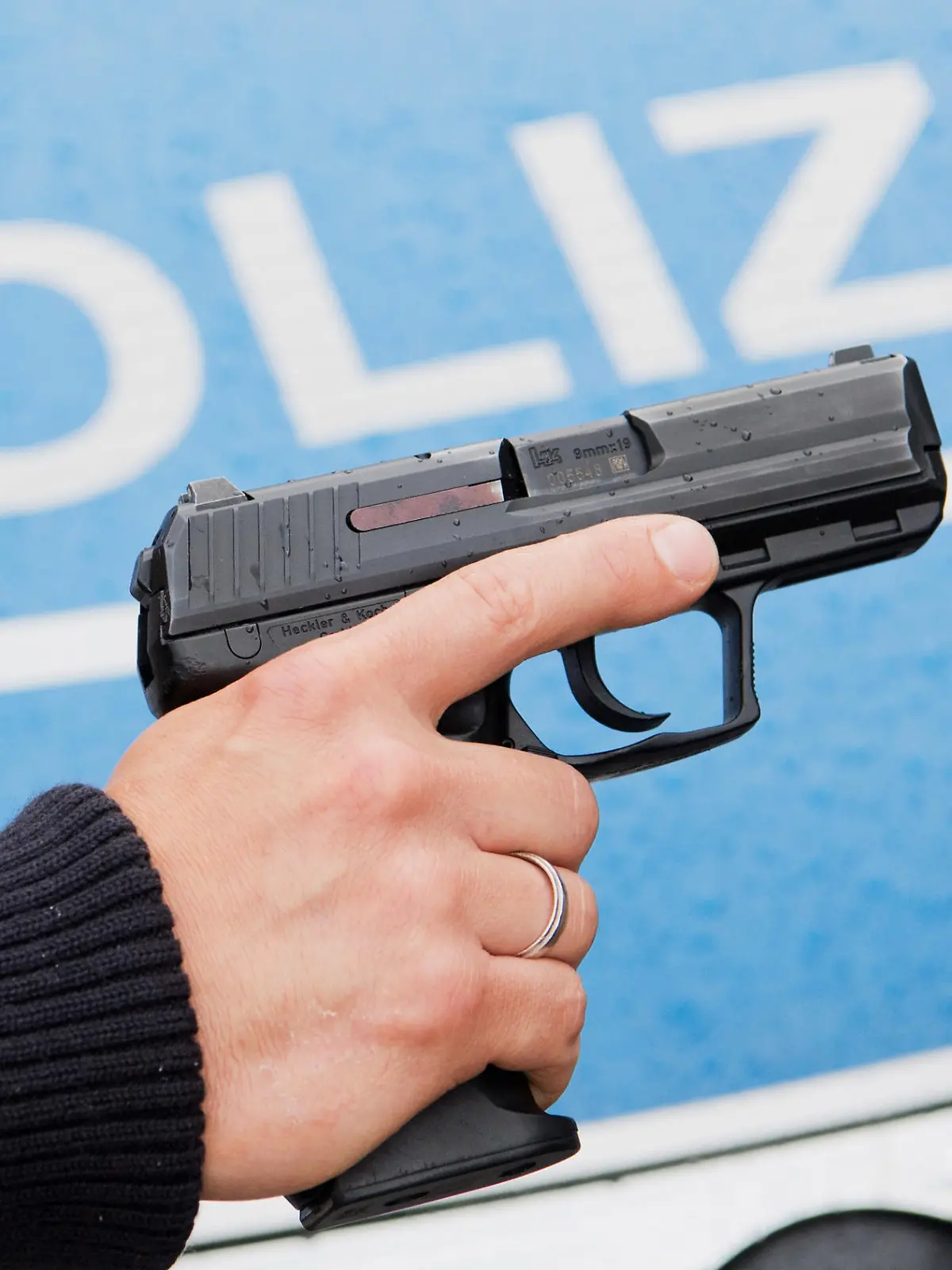 ARCHIV - 13.06.2016, Niedersachsen, Hannover:  Ein Polizist posiert für Fotoaufnahmen mit seiner Dienstwaffe HK P2000 9mm vor einem Polizeifahrzeug. (zu dpa "Polizisten machen nur selten von der Waffe Gebrauch" vom 22.07.2018) Foto: Julian Stratenschulte/dpa +++ dpa-Bildfunk +++