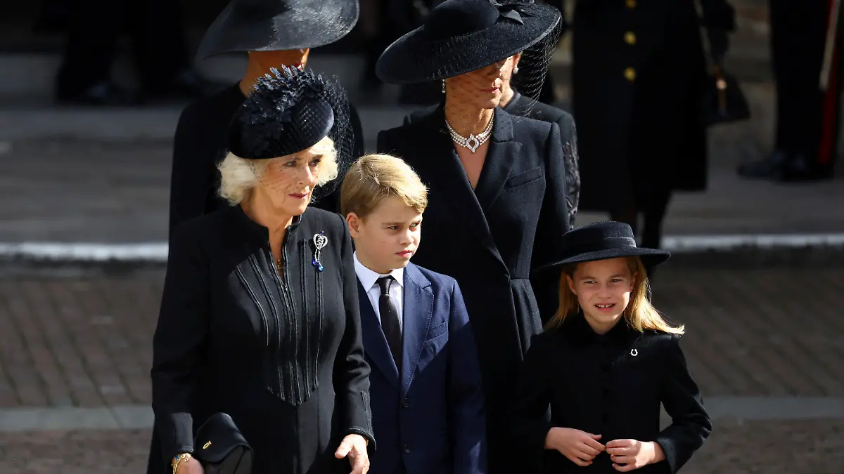 19.09.2022, Großbritannien, London: Königsgemahlin Camilla (vorne, l-r), Prinz George, Prinzessin Charlotte, Kate (2. Reihe), Prinzessin von Wales und Meghan (hinten l, halb verdeckt), Herzogin von Sussex, gehen am Tag des Staatsbegräbnisses von Königin Elizabeth II. nach der Trauerfeier in der Westminster Abbey auf einer Straße. Für die Trauerfeier sind Präsidenten, Regierungschefs sowie gekrönte Häupter aus aller Welt angereist. Foto: Hannah Mckay/Pool Reuters/AP/dpa +++ dpa-Bildfunk +++