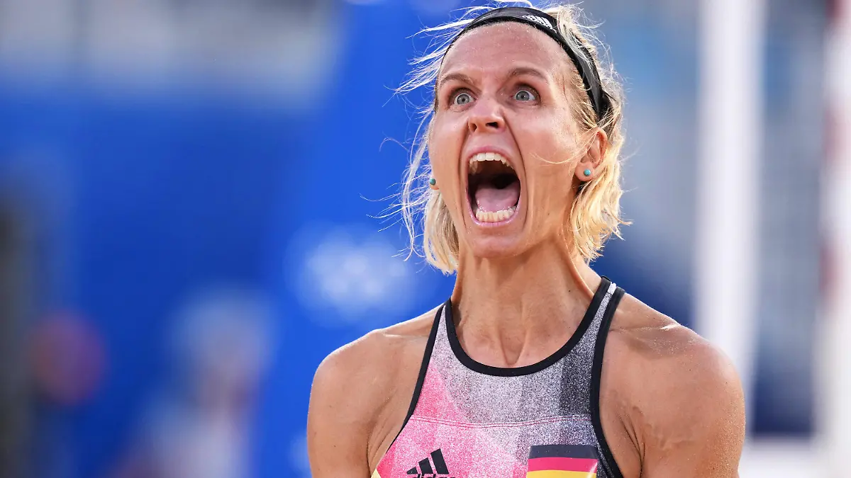  Tokio 2020 im Jahr 2021, Rückblick: Olympische Highlights 210801 -- TOKYO, Aug. 1, 2021 -- Laura Ludwig of Germany reacts after winning the women s Beach volleyball, Beachvolleyball round of 16 match between Margareta Kozuch/Laura Ludwig of Germany and Agatha Bednarczuk/Eduarda Santos Lisboa of Brazil at the Tokyo 2020 Olympic Games, Olympische Spiele, Olympia, OS in Tokyo, Japan, Aug. 1, 2021.  TOKYO2020JAPAN-TOKYO-OLY-BEACH VOLLEYBALL-WOMEN S ROUND OF 16 LixHe PUBLICATIONxNOTxINxCHN