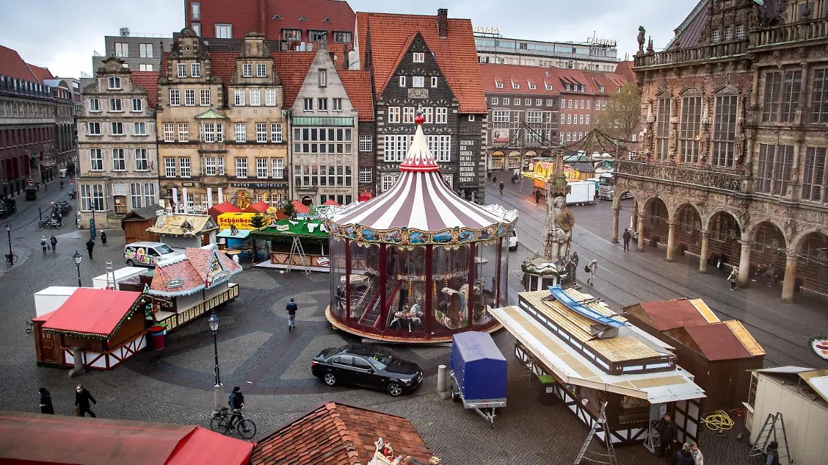 17.11.2021, Bremen: Rund um das Rathaus werden Stände und Buden aufgebaut. In Bremen soll am 22.11.2021 der Weihnachtsmarkt beginnen. (zu dpa "3G-Auflagen für Bremer Weihnachtsmarkt") Foto: Sina Schuldt/dpa +++ dpa-Bildfunk +++