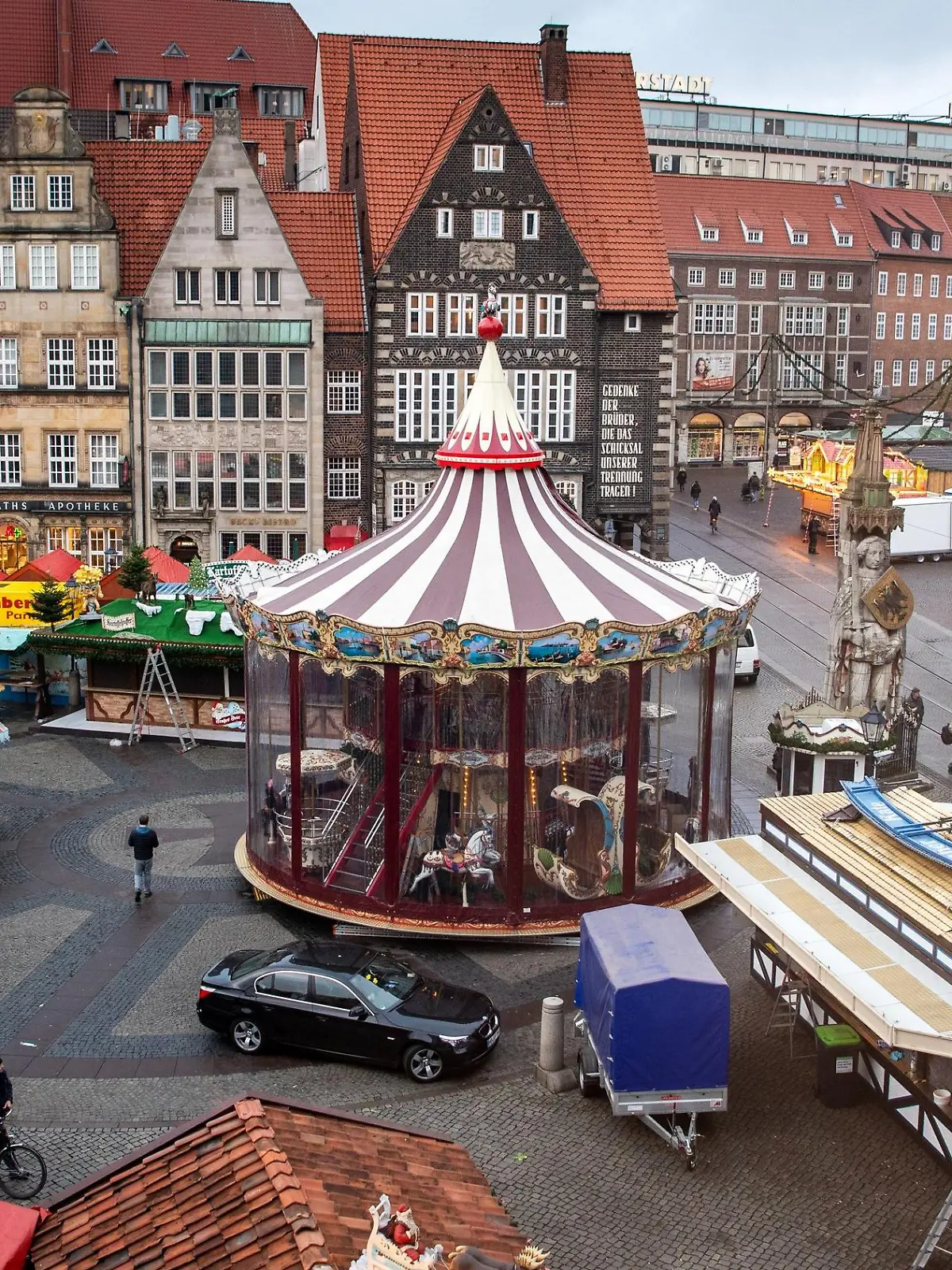 17.11.2021, Bremen: Rund um das Rathaus werden Stände und Buden aufgebaut. In Bremen soll am 22.11.2021 der Weihnachtsmarkt beginnen. (zu dpa "3G-Auflagen für Bremer Weihnachtsmarkt") Foto: Sina Schuldt/dpa +++ dpa-Bildfunk +++