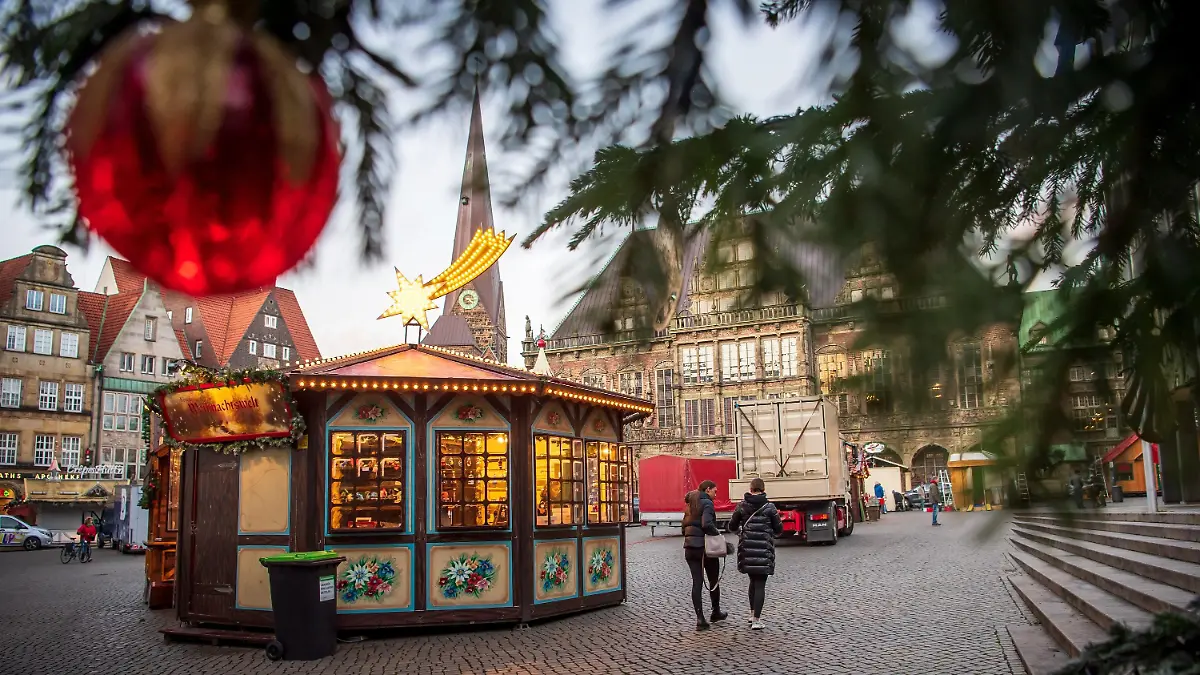 17.11.2021, Bremen: Rund um das Rathaus werden Stände und Buden aufgebaut. In Bremen soll am 22.11.2021 der Weihnachtsmarkt beginnen. (zu dpa "3G-Auflagen für Bremer Weihnachtsmarkt") Foto: Sina Schuldt/dpa +++ dpa-Bildfunk +++