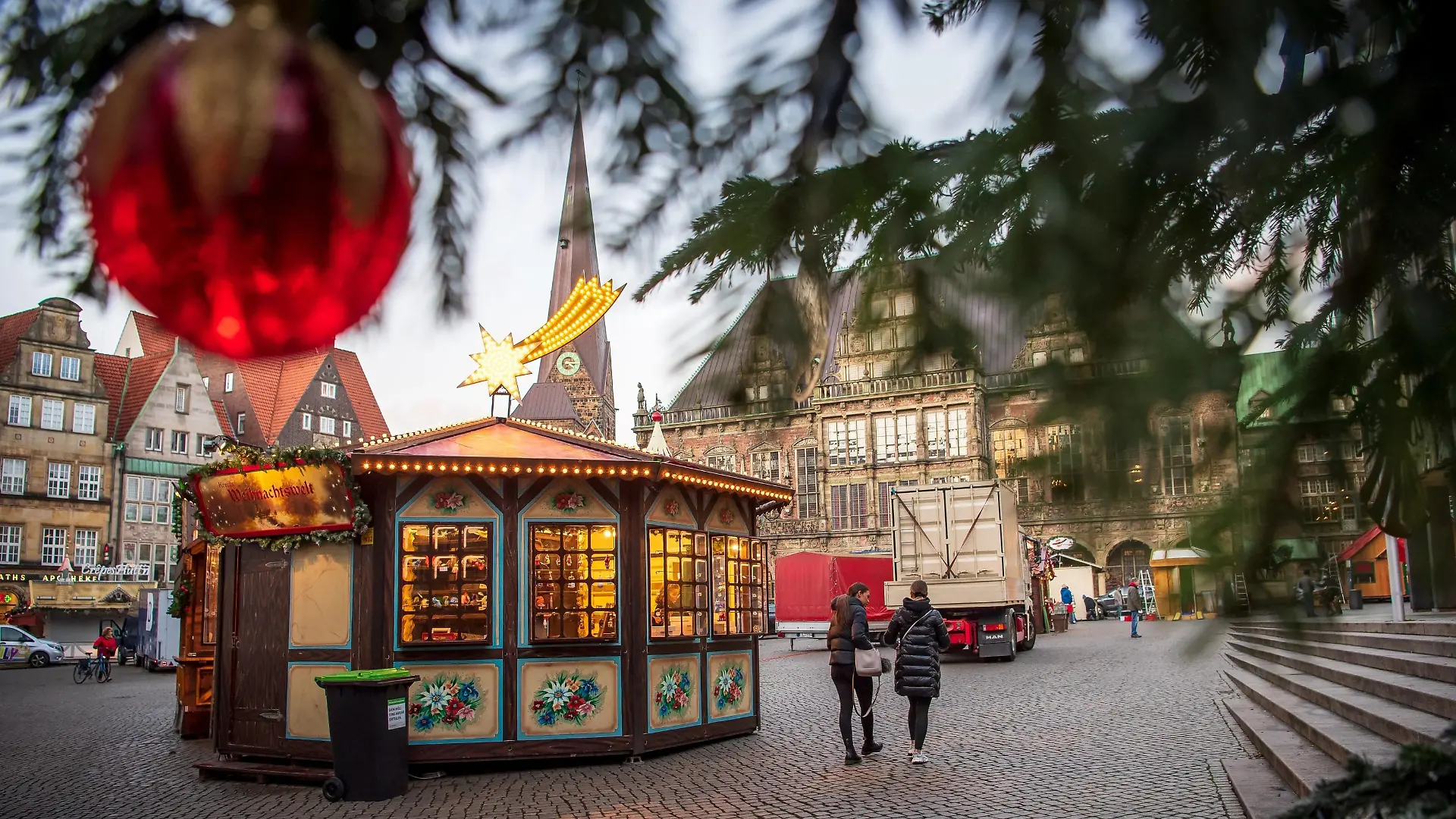 17.11.2021, Bremen: Rund um das Rathaus werden Stände und Buden aufgebaut. In Bremen soll am 22.11.2021 der Weihnachtsmarkt beginnen. (zu dpa "3G-Auflagen für Bremer Weihnachtsmarkt") Foto: Sina Schuldt/dpa +++ dpa-Bildfunk +++