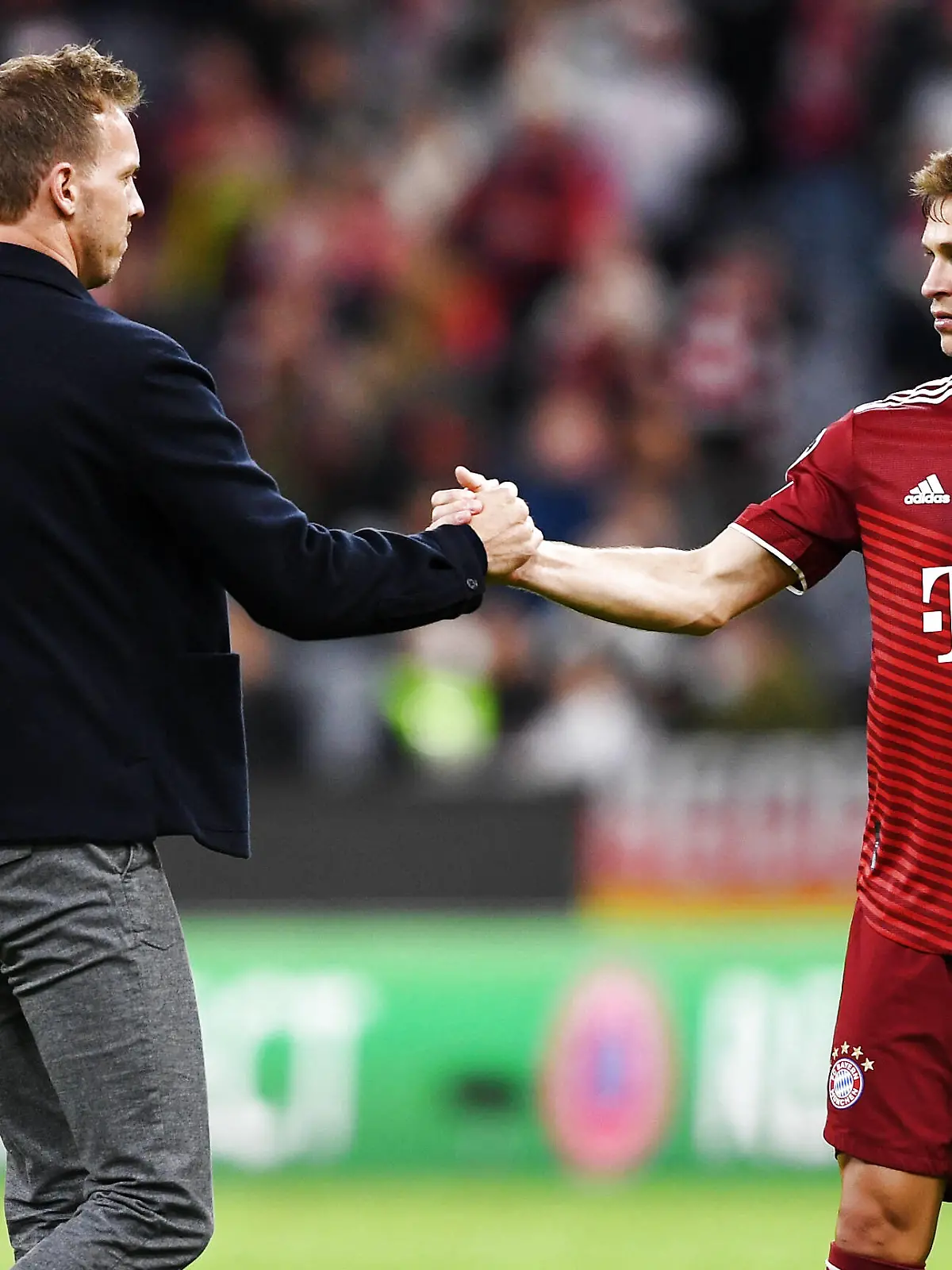 FUSSBALL CHAMPIONS LEAGUE SAISON 2021/2022 Vorrunde Gruppe E FC Bayern Muenchen - Dynamo Kiew 29.09.2021 Trainer Julian Nagelsmann li, FC Bayern Muenchen klatscht Joshua Kimmich re, FC Bayern Muenchen nach dem Spiel ab *** FOOTBALL CHAMPIONS LEAGUE SEASON 2021 2022 Preliminary Round Group E FC Bayern Muenchen Dynamo Kiev 29 09 2021 Coach Julian Nagelsmann left, FC Bayern Muenchen applauds Joshua Kimmich right, FC Bayern Muenchen after the match 