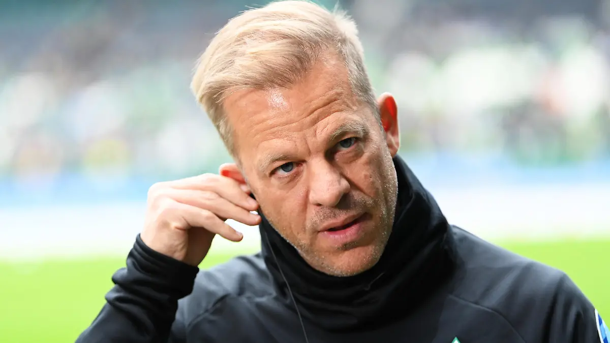 BREMEN, GERMANY - OCTOBER 30: Markus Anfang, hea coach of Bremen looks on prior to the Second Bundesliga match between SV Werder Bremen and FC St. Pauli at Wohninvest Weserstadion on October 30, 2021 in Bremen, Germany. (Photo by Stuart Franklin/Getty Images)